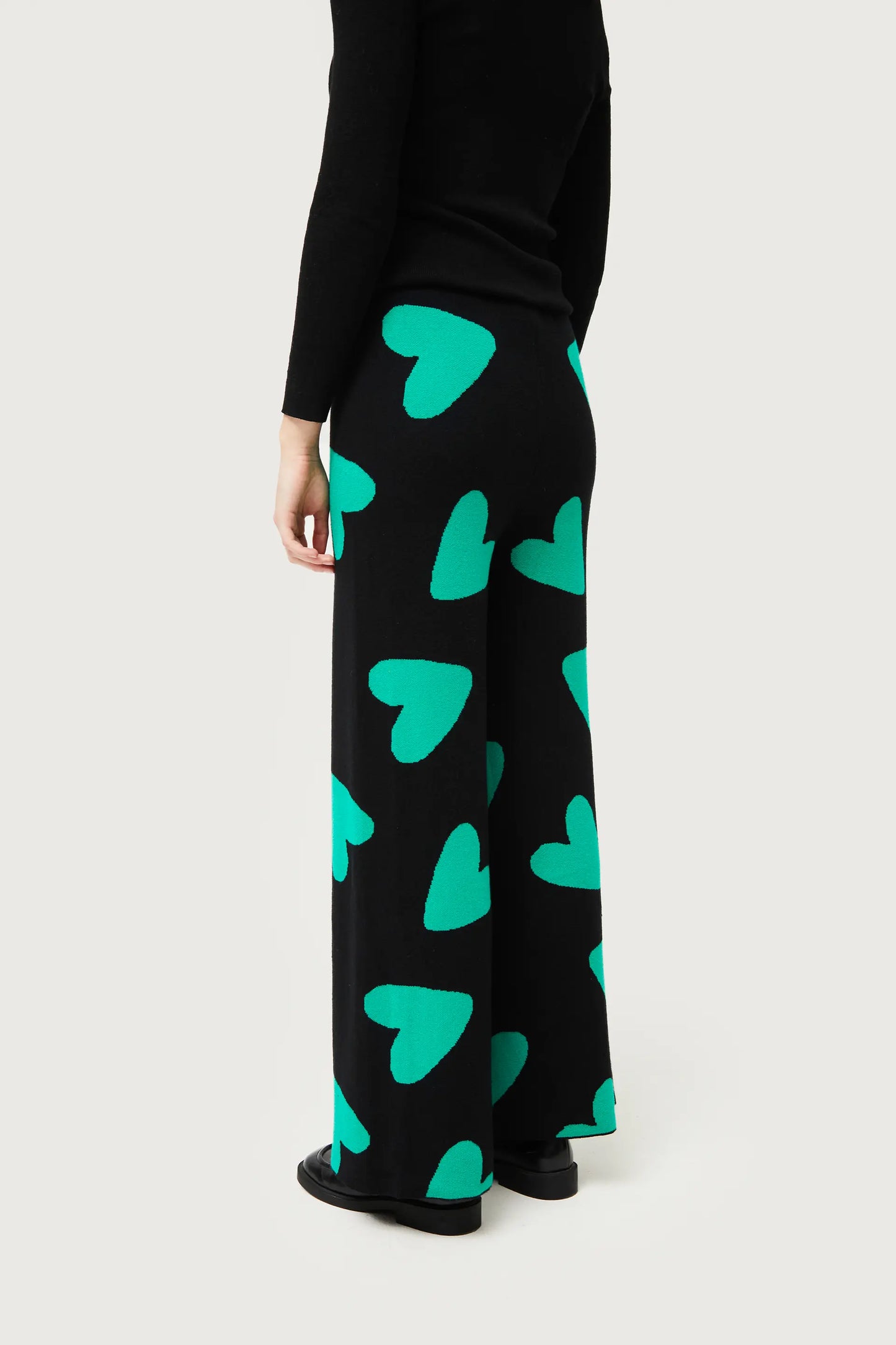 Pantalón de punto jacquard de corazones negro