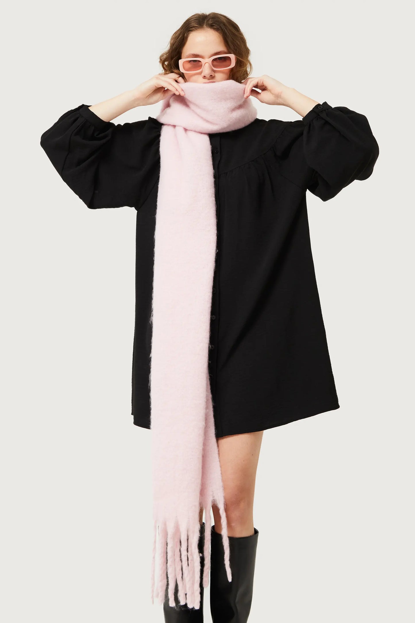 Long scarf with pink fringes