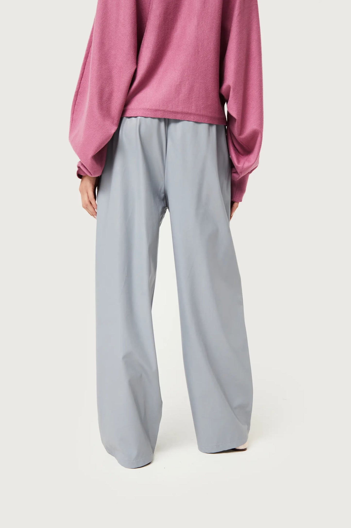 Pantalón de piel sintética gris