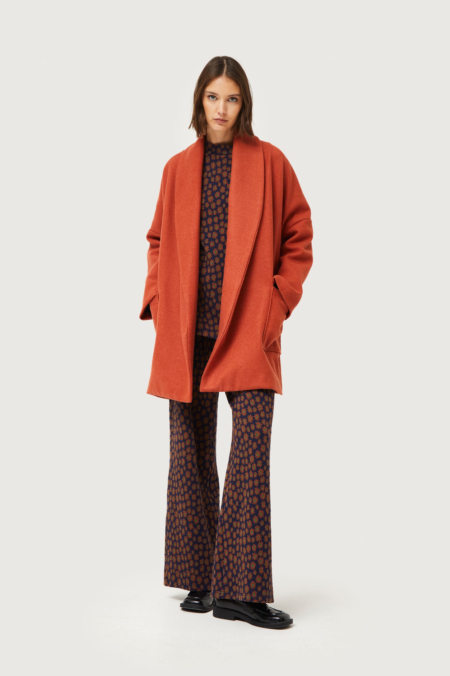 Cappotto corto con cintura marrone