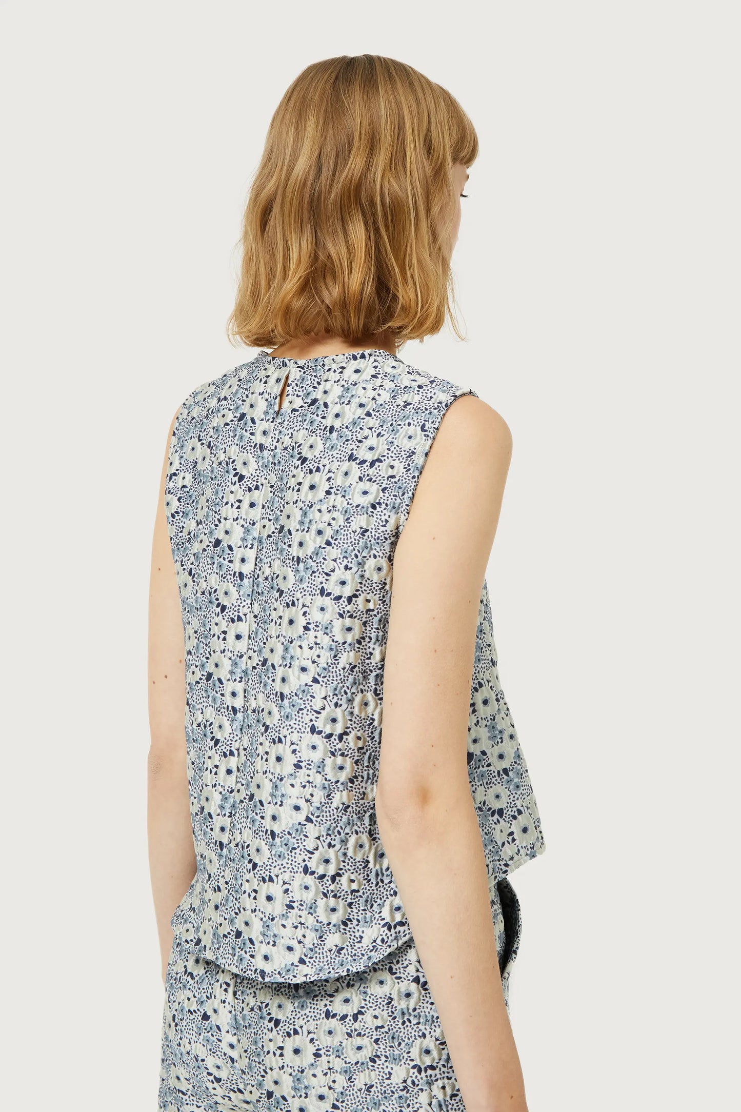 Top con estampado floral azul y blanco