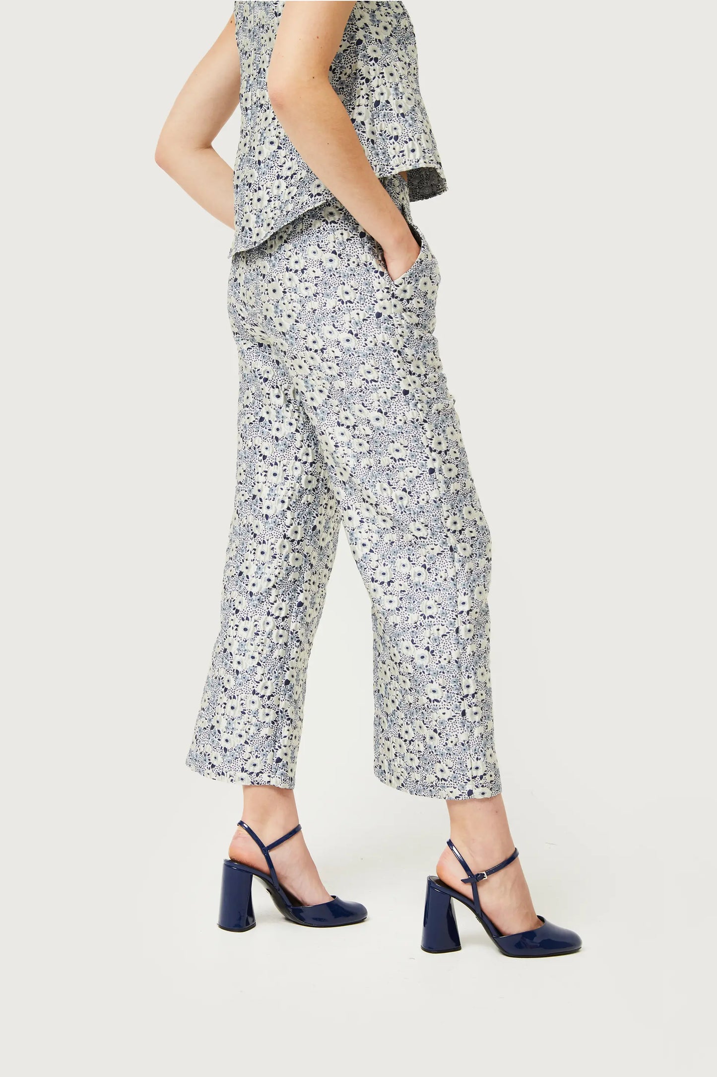 Pantalón con estampado floral azul y blanco