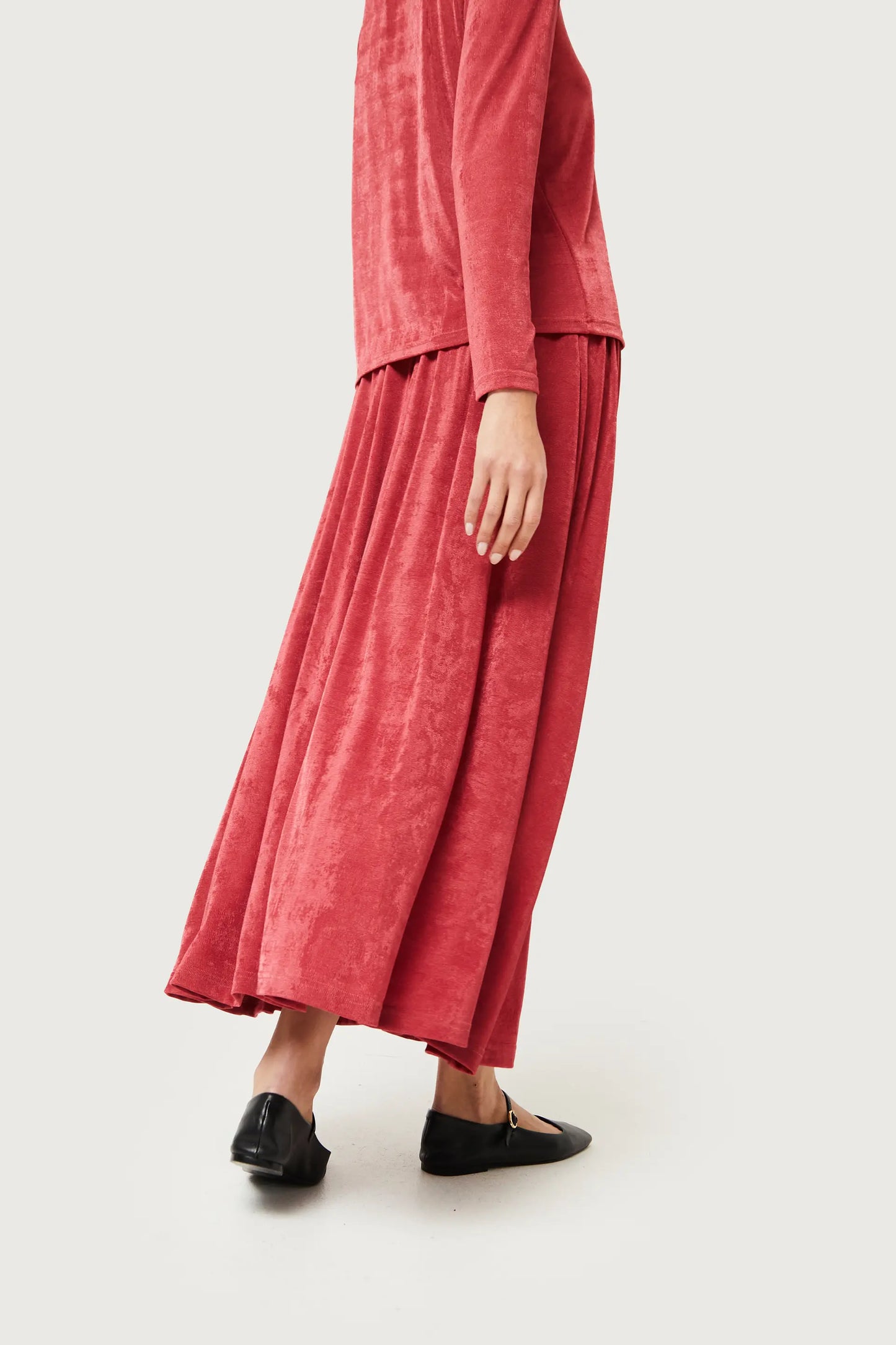 Falda midi acabado brillante rosa