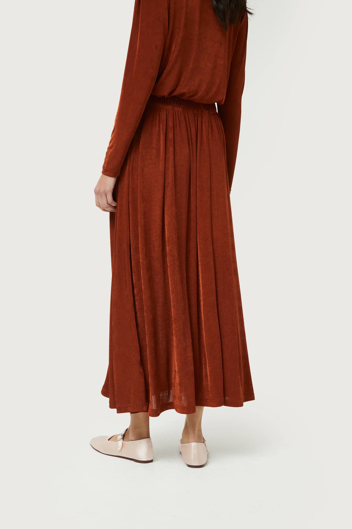 Falda midi acabado brillante marrón