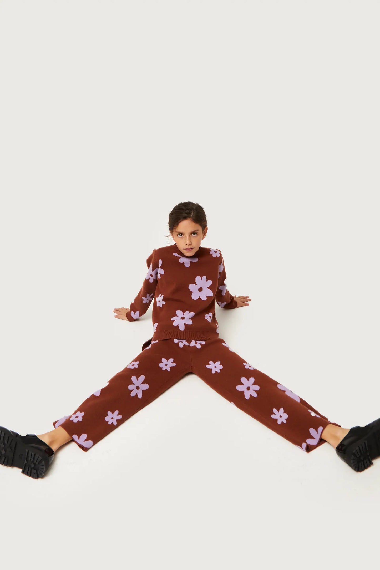 Pantalón de niña punto estampado flores marrón