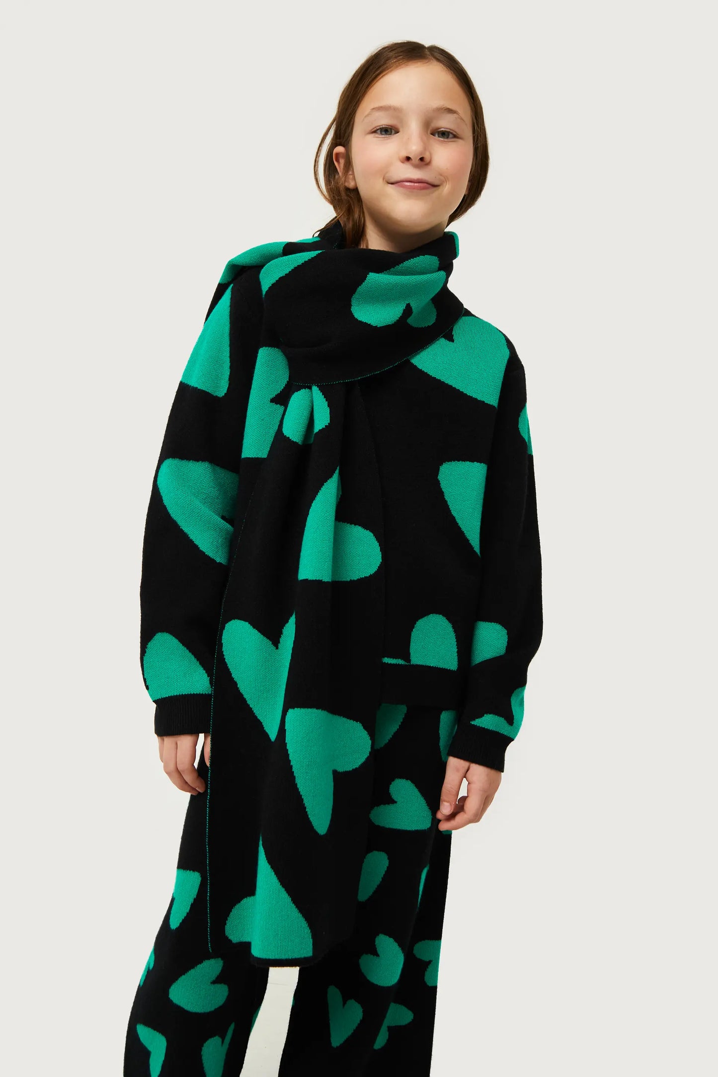 Bufanda de niña estampado de corazones negra