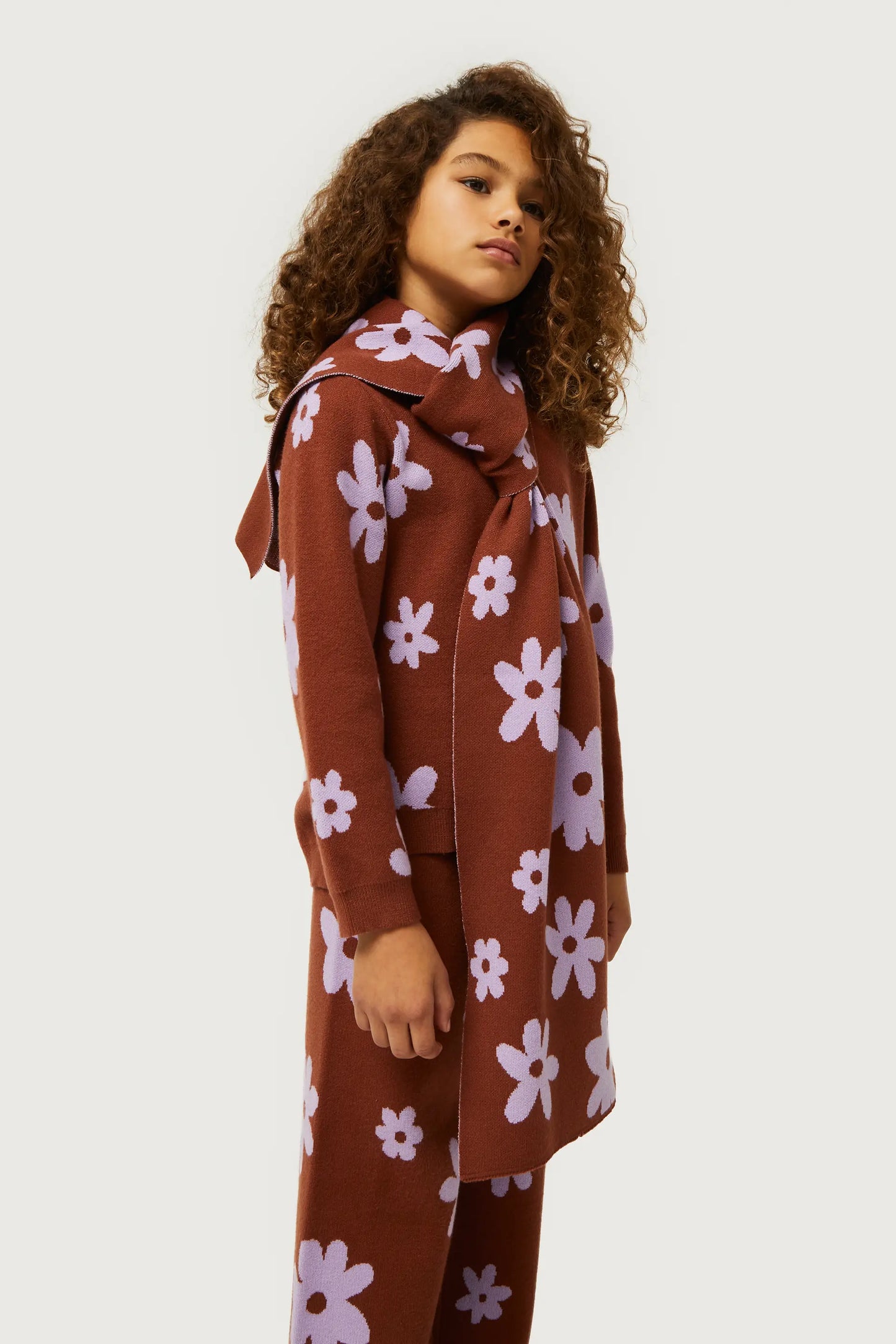 Bufanda de niña estampado flores marrón