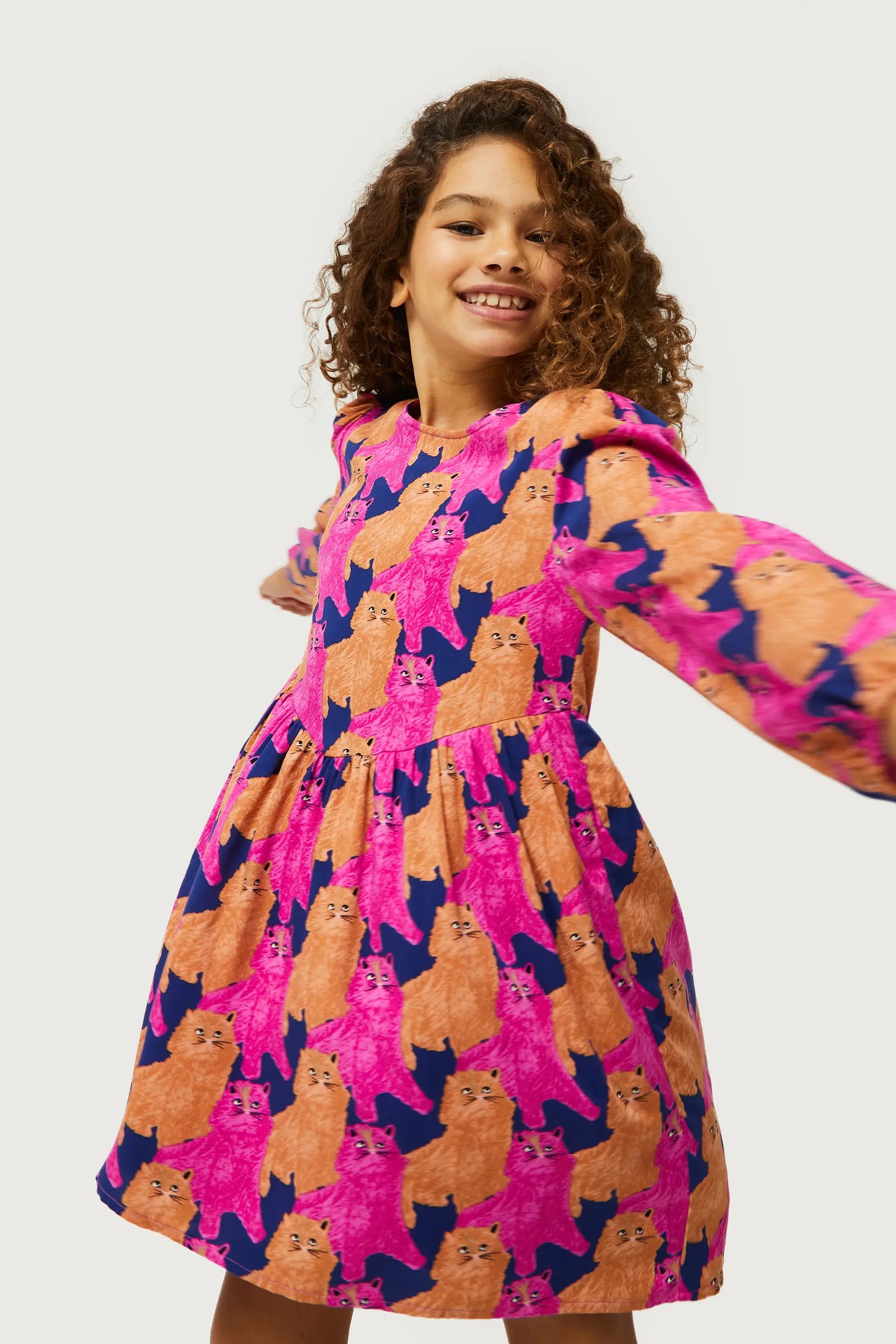 Vestido corto de niña con estampado de gatos