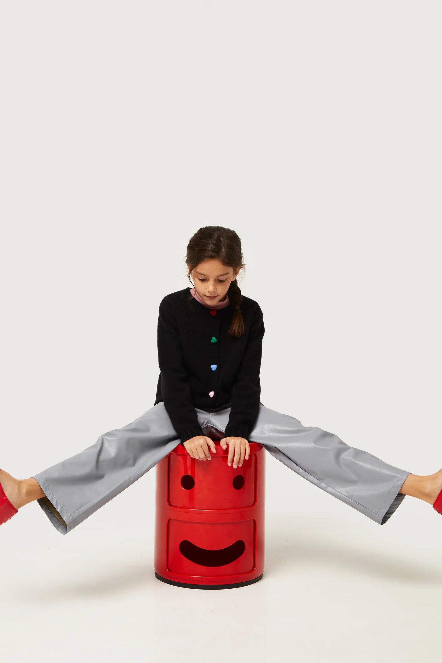 Pantalón de niña de piel sintética gris