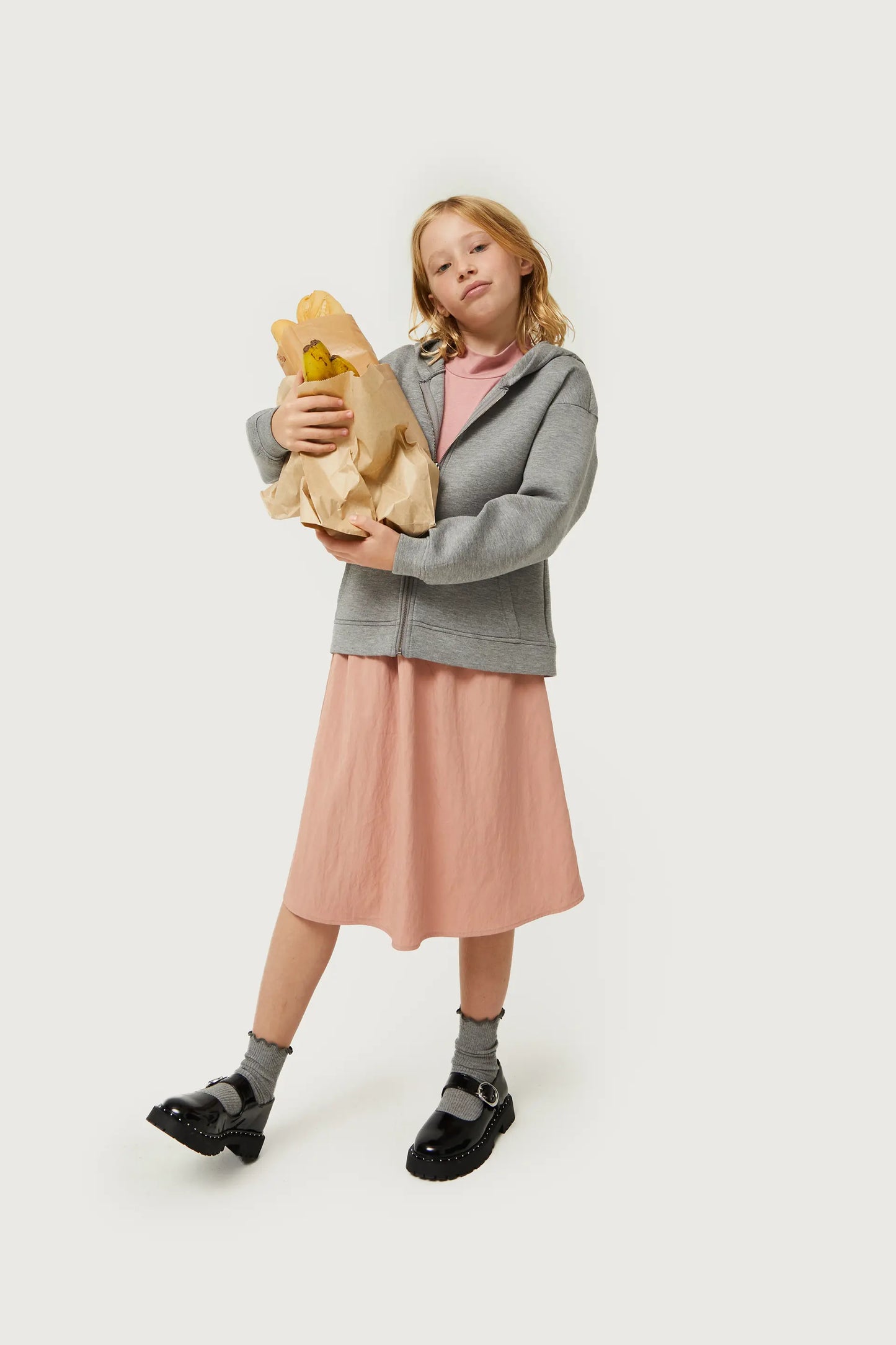 Sudadera de niña con capucha gris