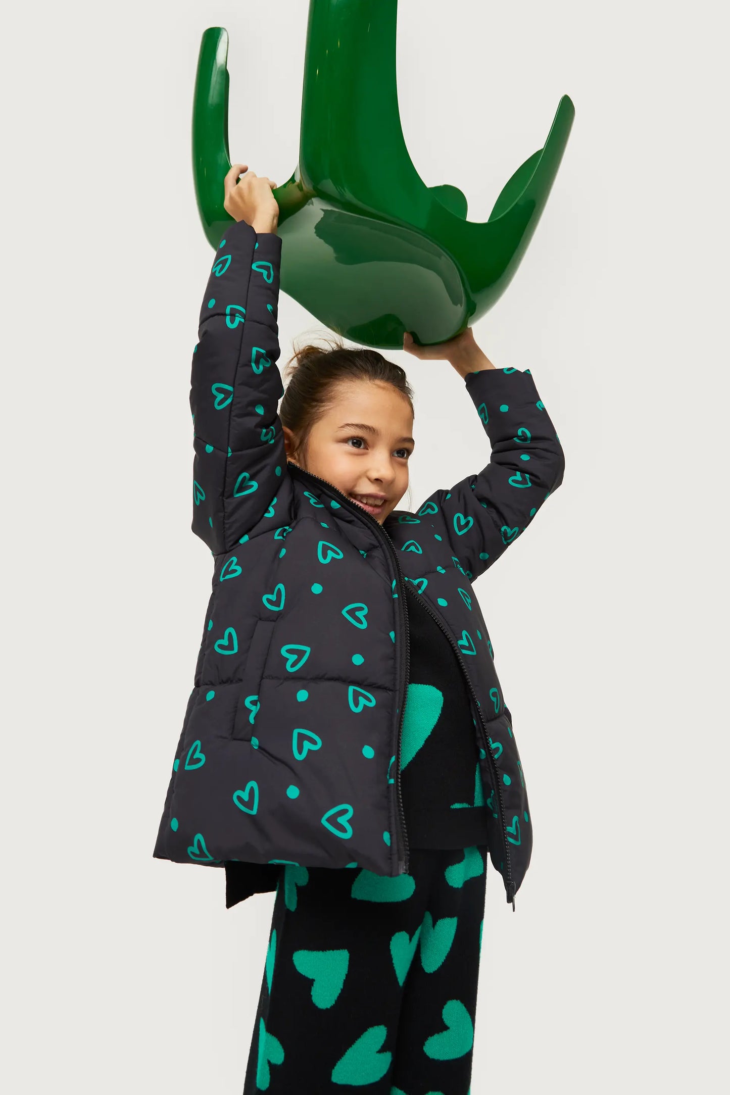 Abrigo de niña acolchado estampado de corazones verdes