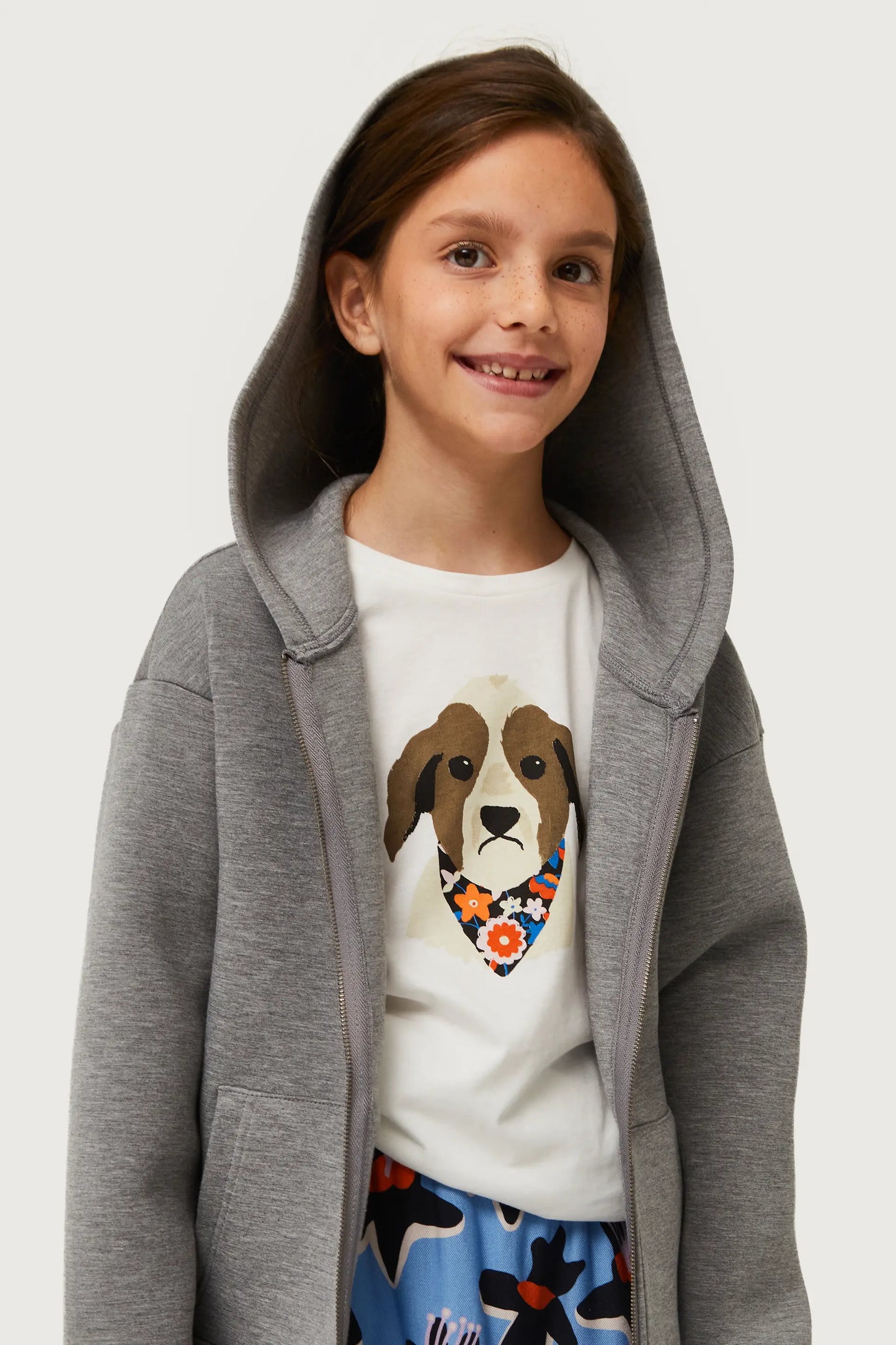 Camiseta de niña con print de perro estampado floral