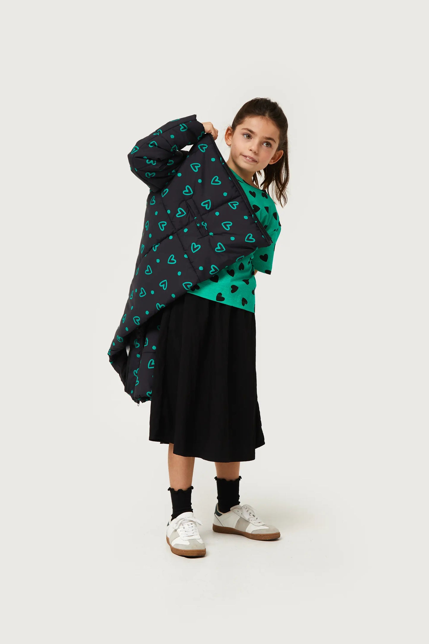 Camiseta de niña con estampado de corazones verde