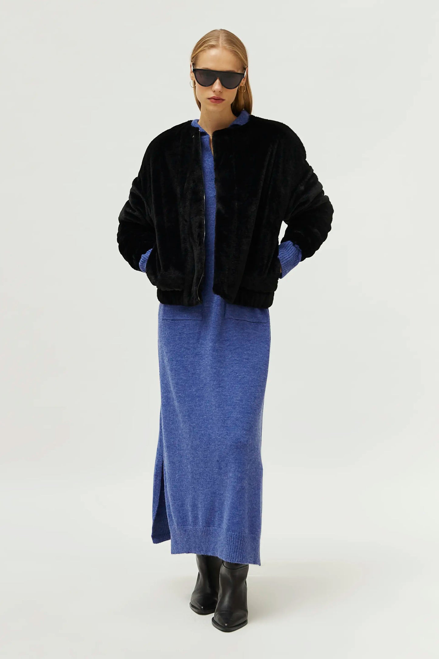 Vestido midi de punto con cuello polo azul