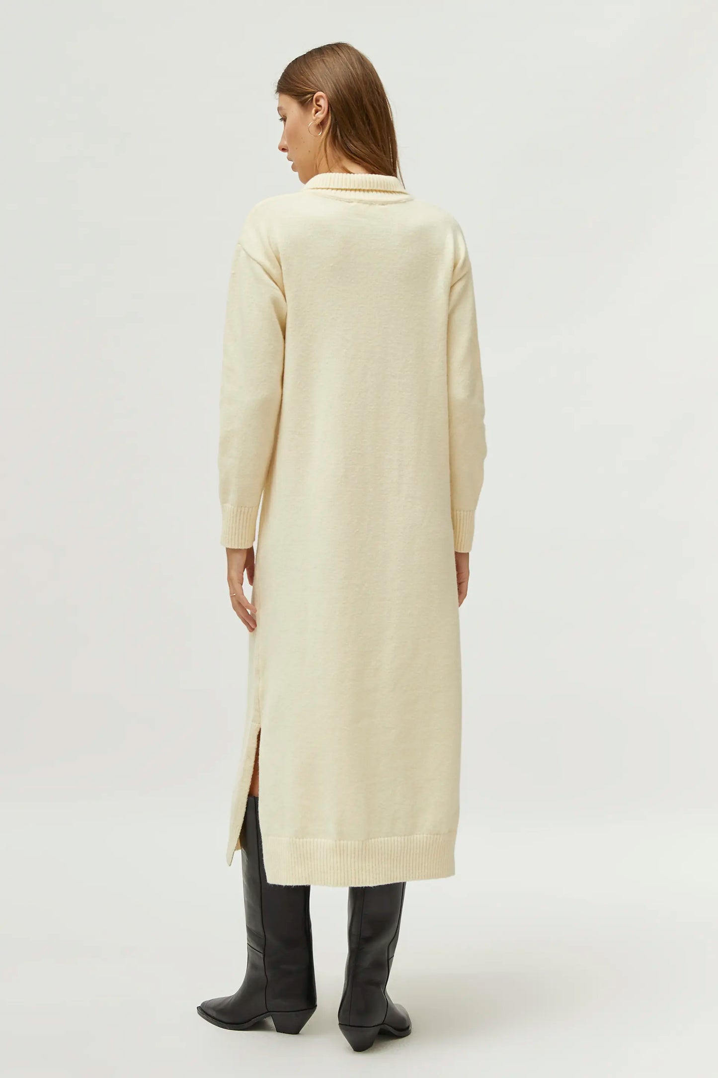 Vestido midi de punto con cuello polo blanco