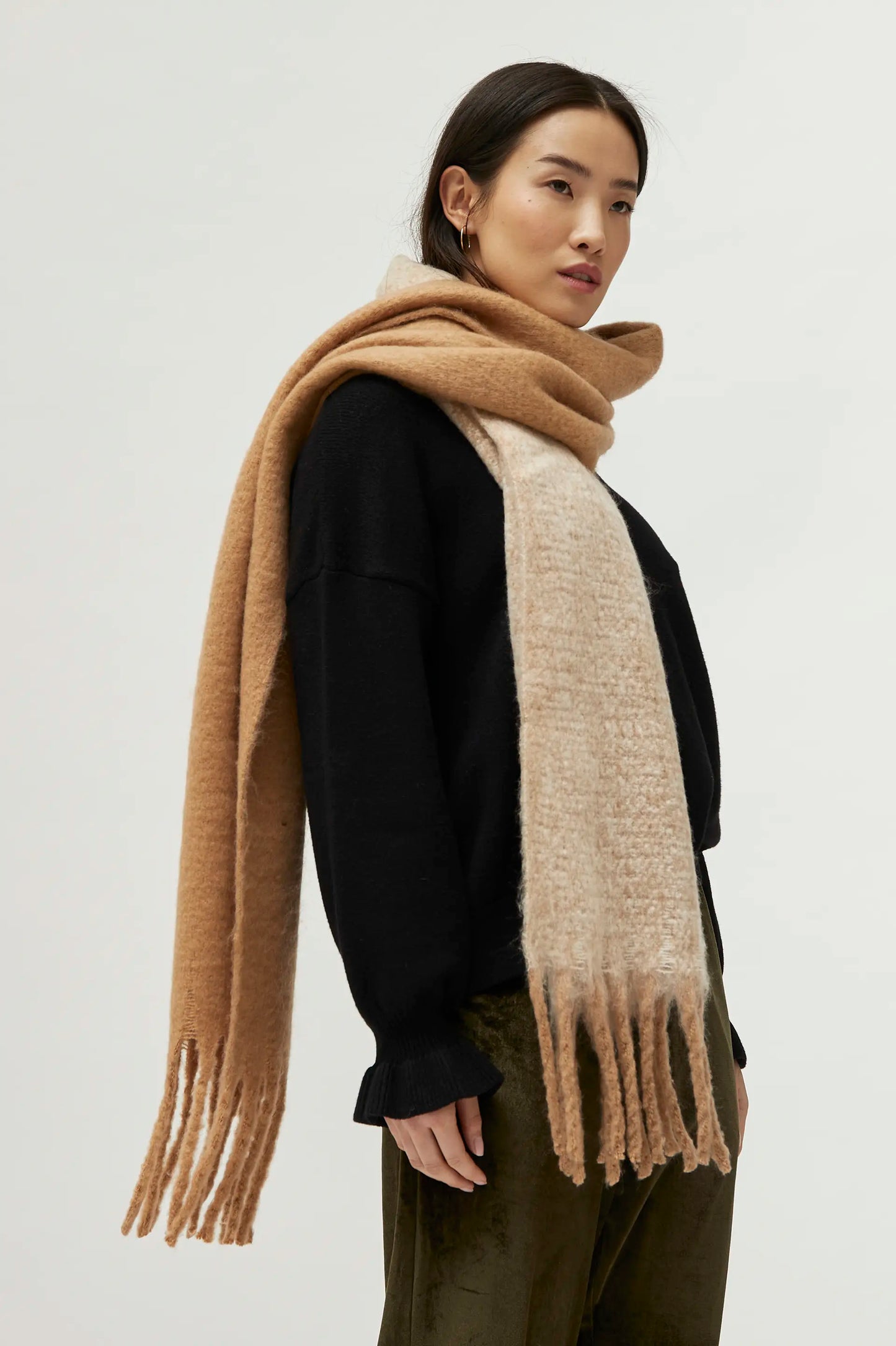 Oversize scarf with beige fringes