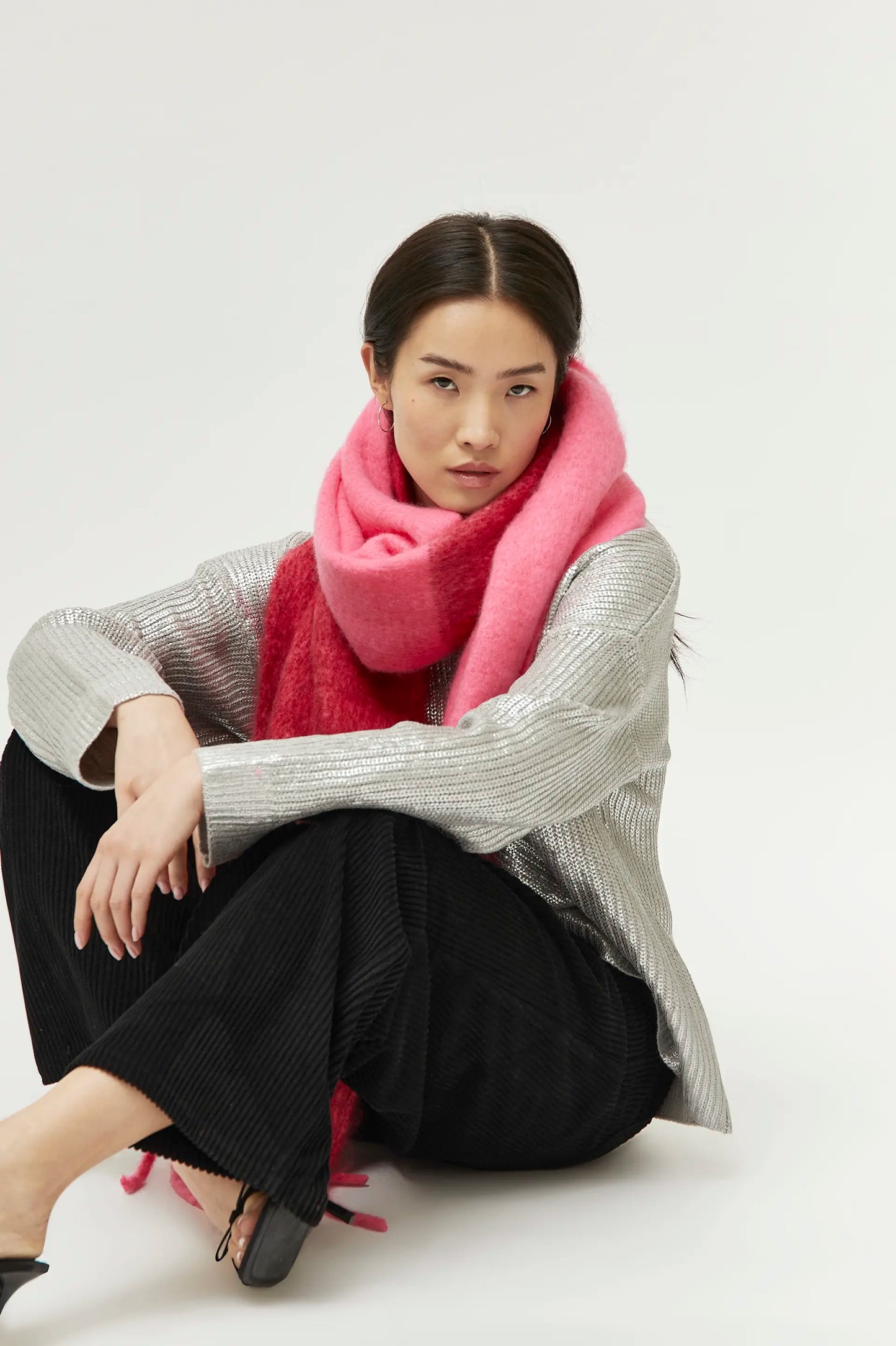 Oversized scarf with pink fringes