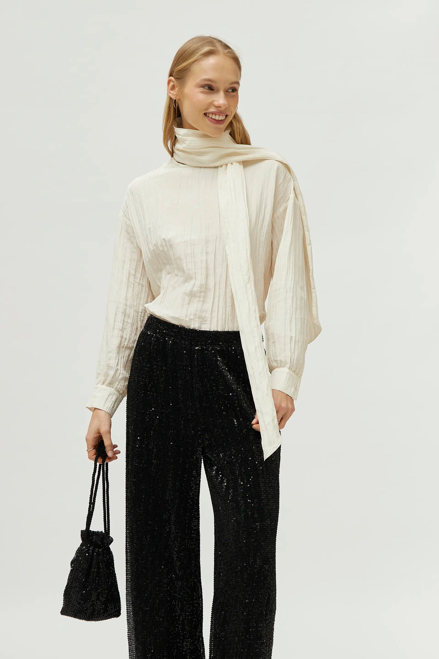 Top satinado con foulard blanco