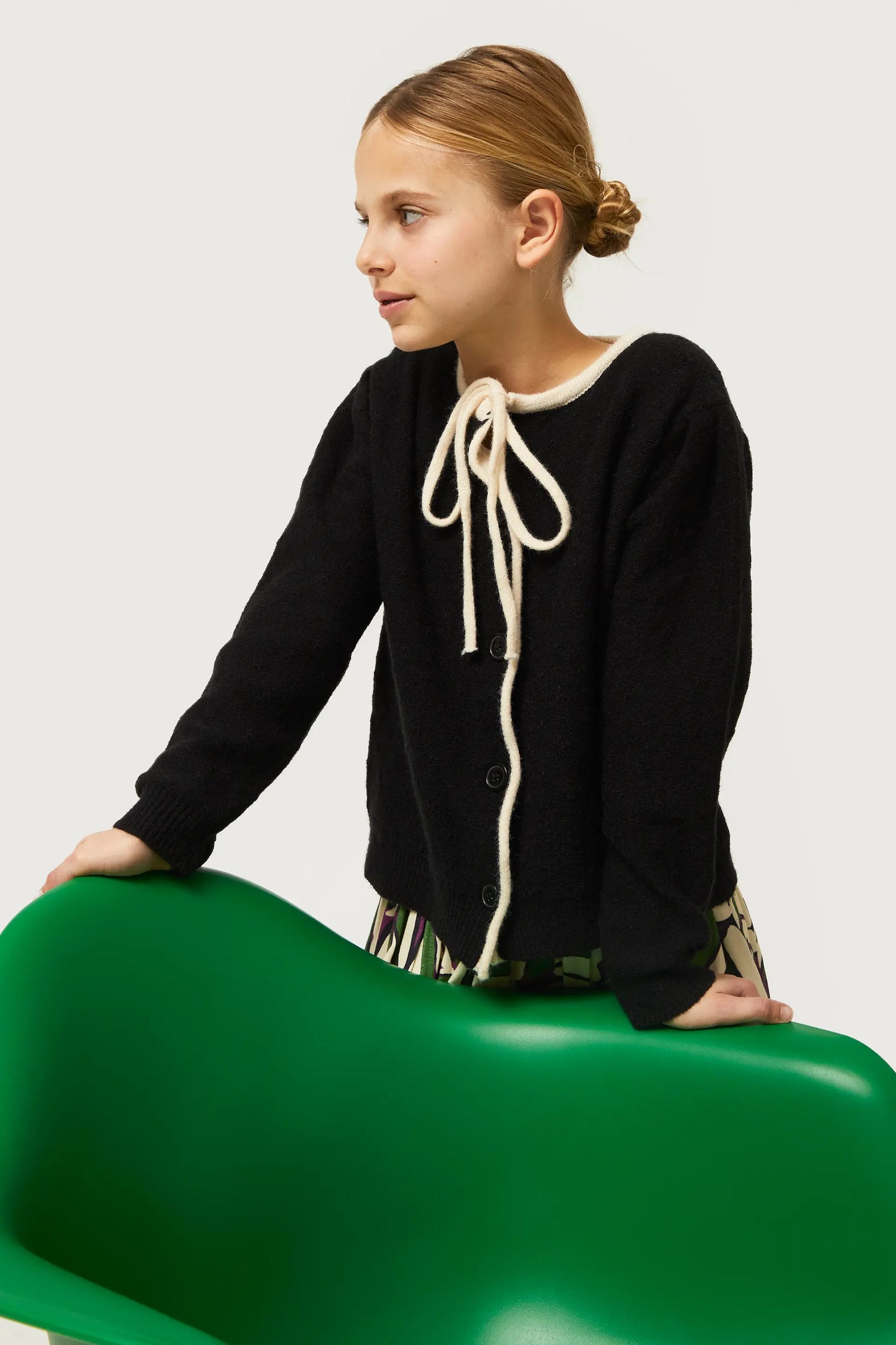 Cárdigan de niña con lazada negro