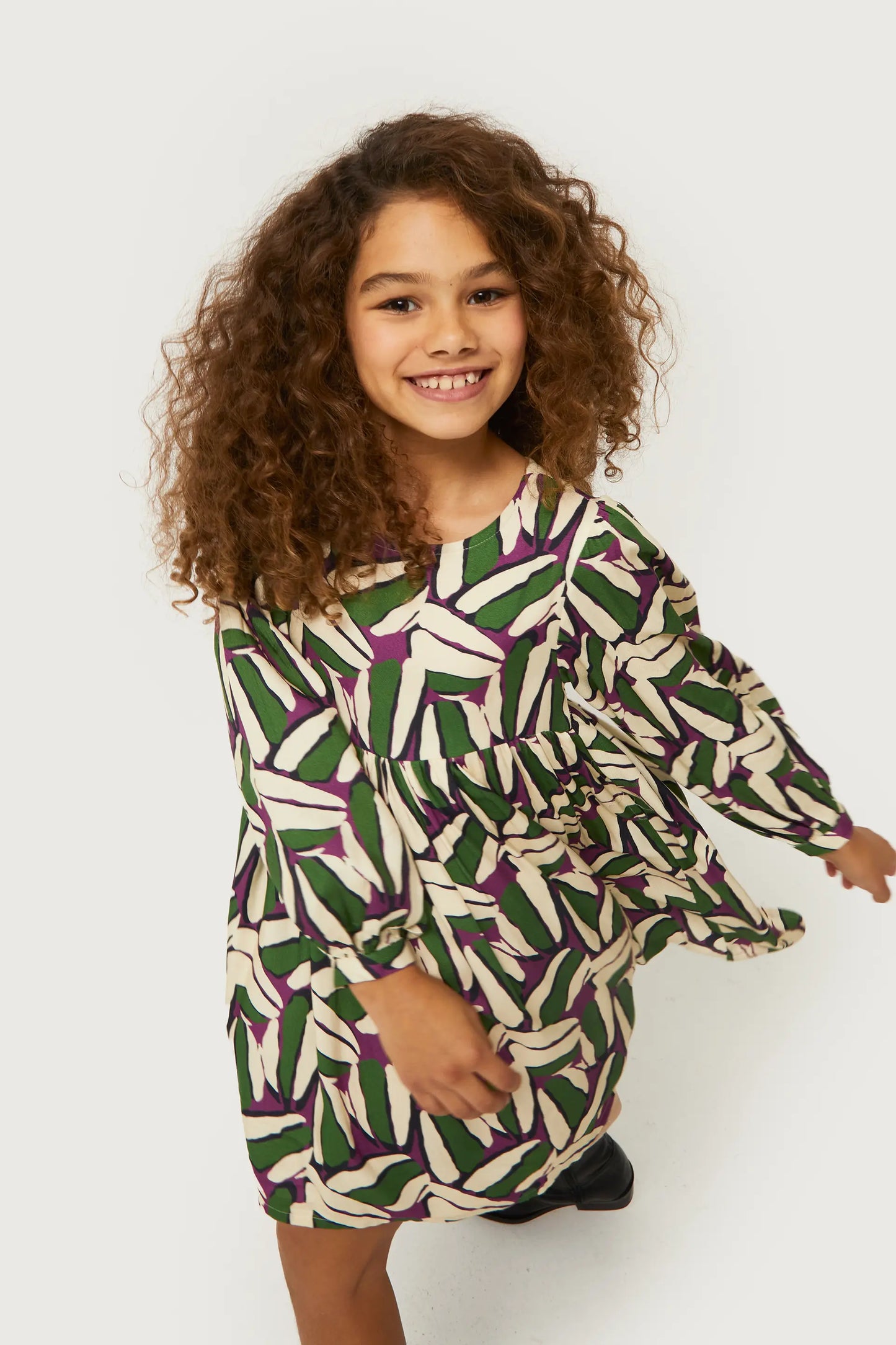 Vestido corto de niña estampado geométrico verde