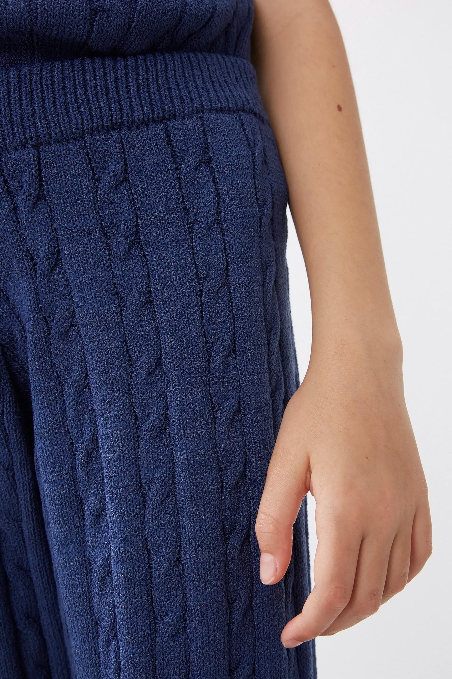 Pantalón recto de niña punto azul