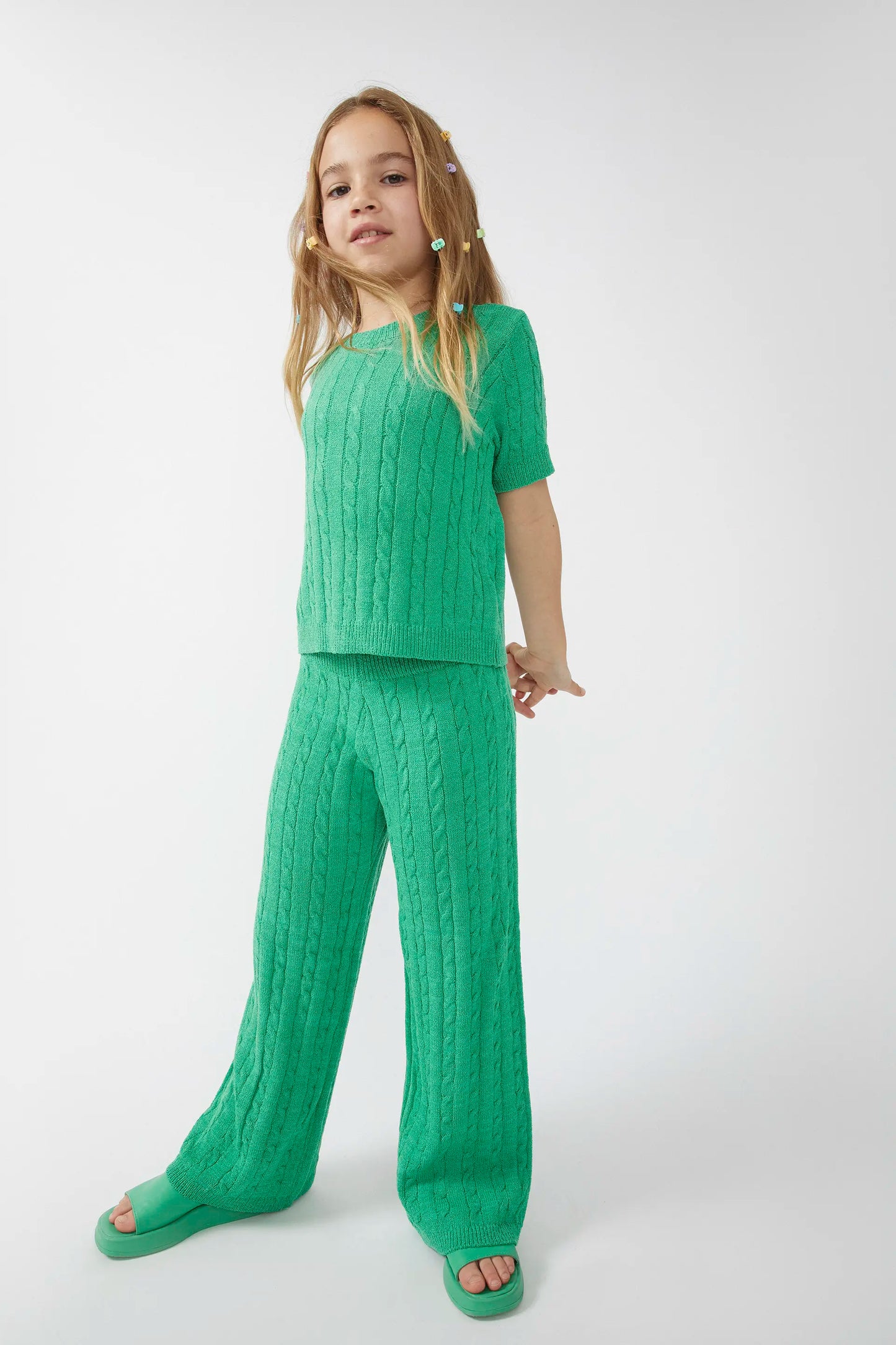 Pantalón recto de niña punto verde