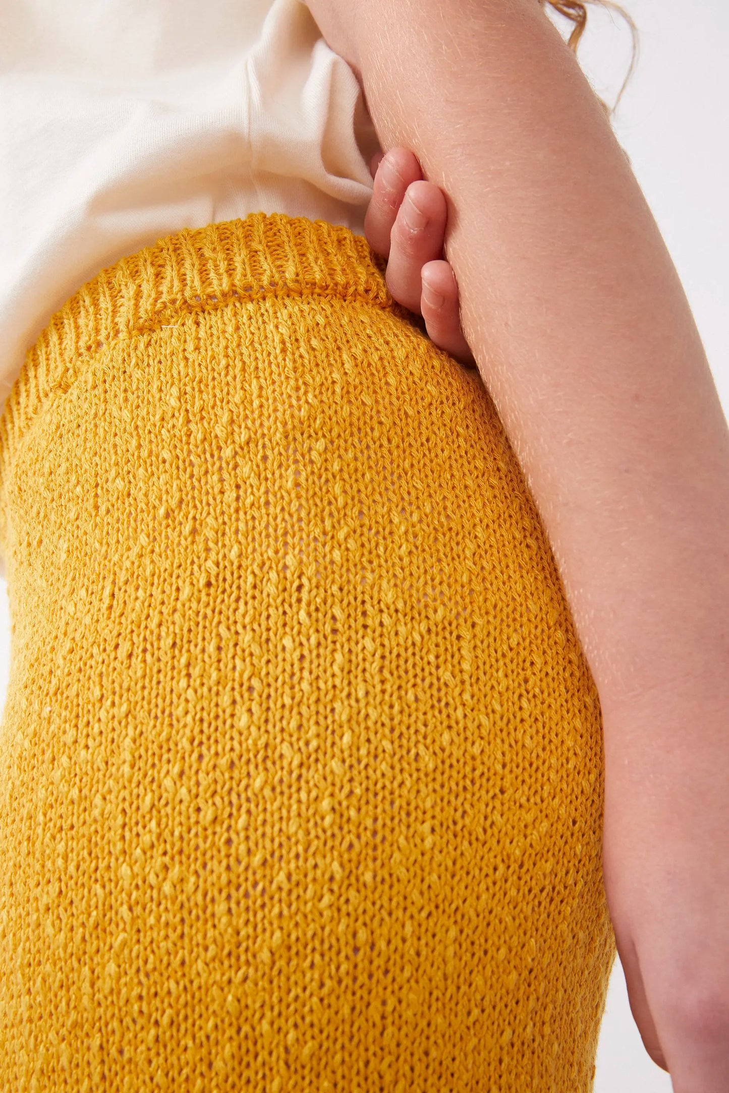 Pantalón largo de niña recto de punto amarillo