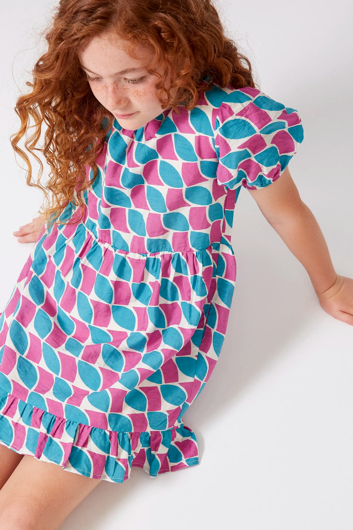 Vestido corto de niña estampado plumas