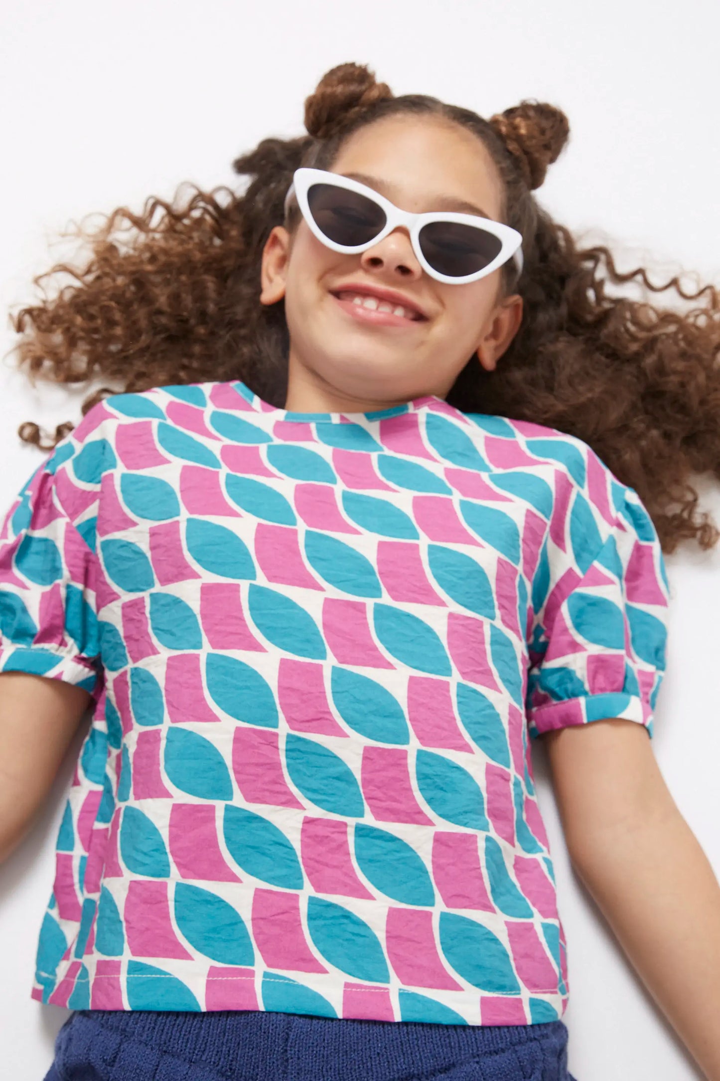 Top de niña estampado de plumas