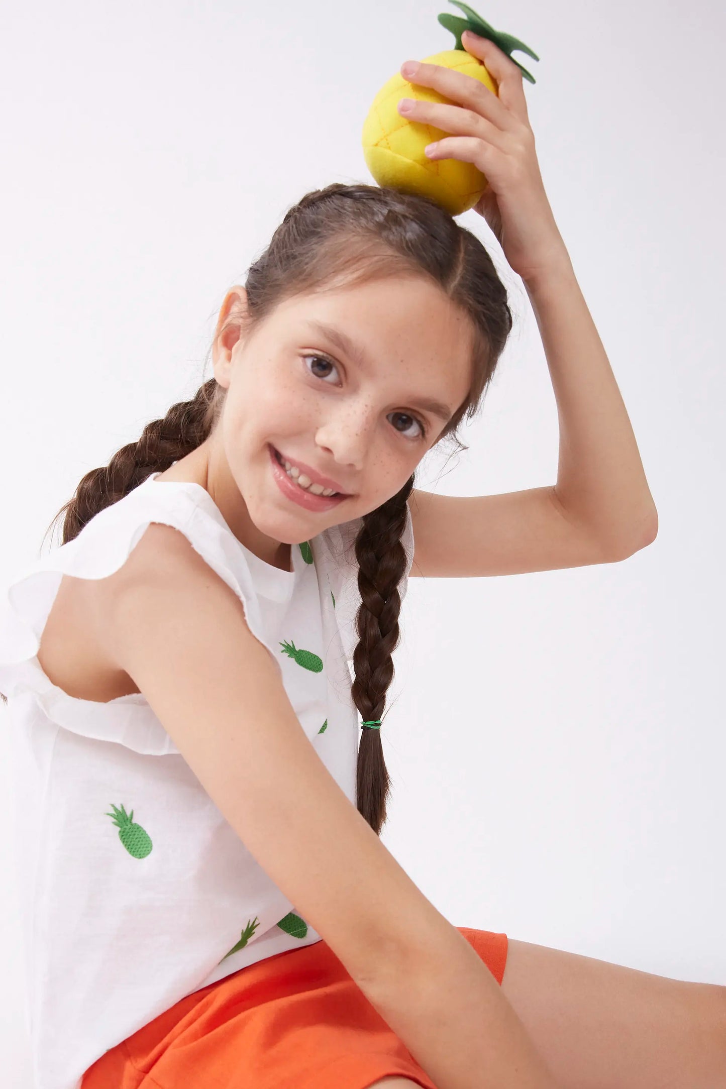 Top de niña con piñas bordadas
