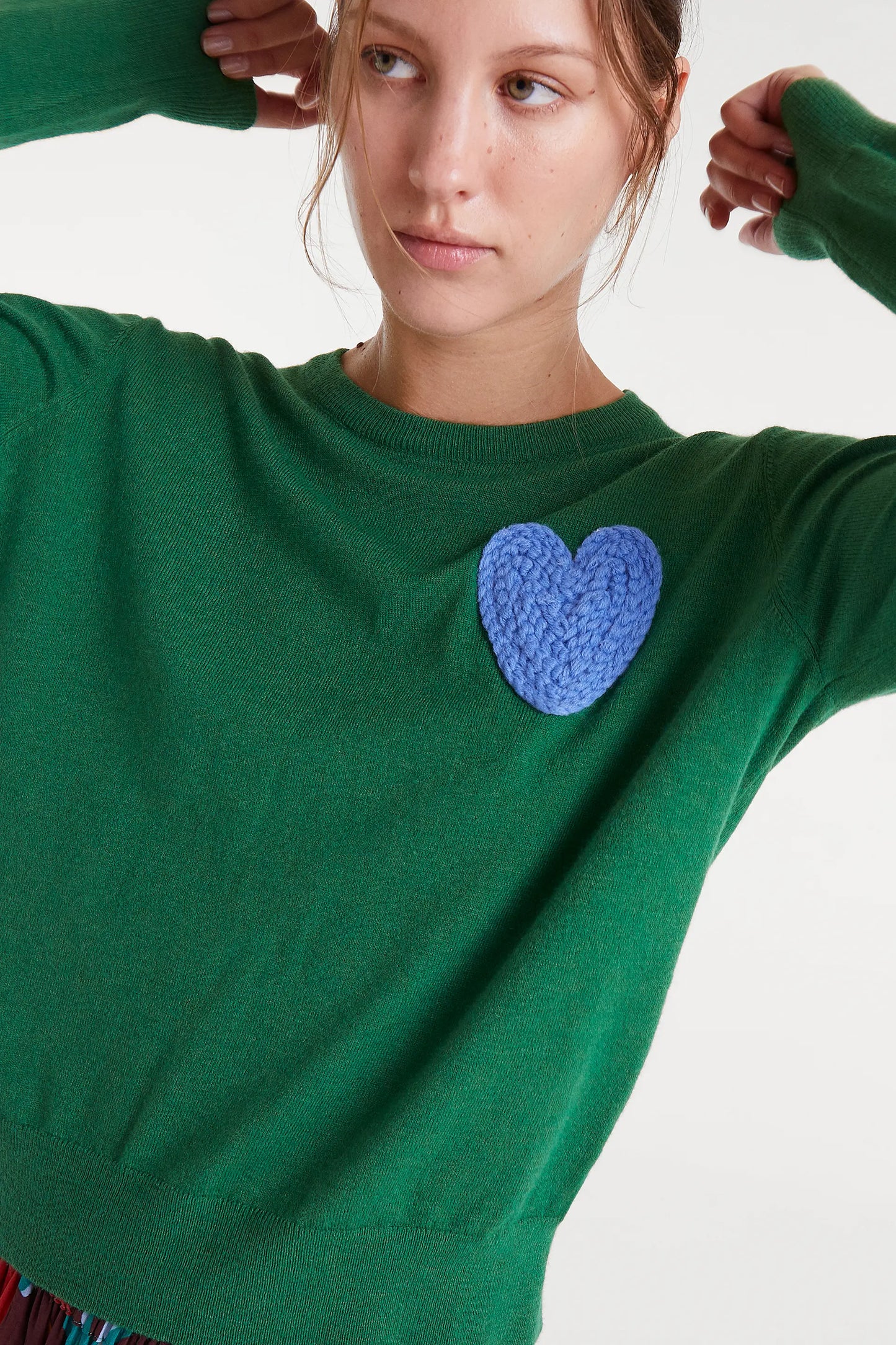 Jersey de punto verde con print de corazón