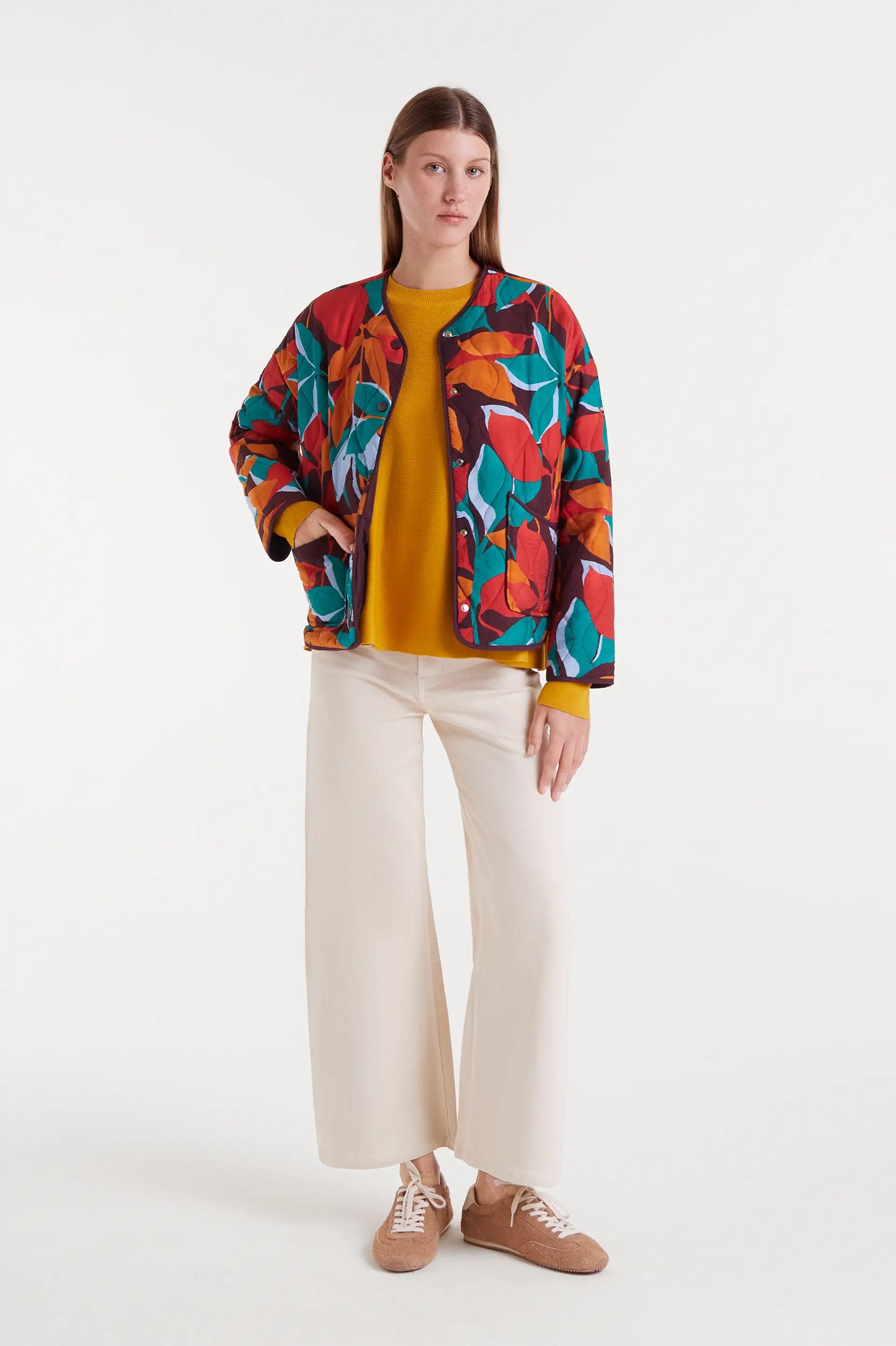 Maglione lavorato a maglia giallo confezionato