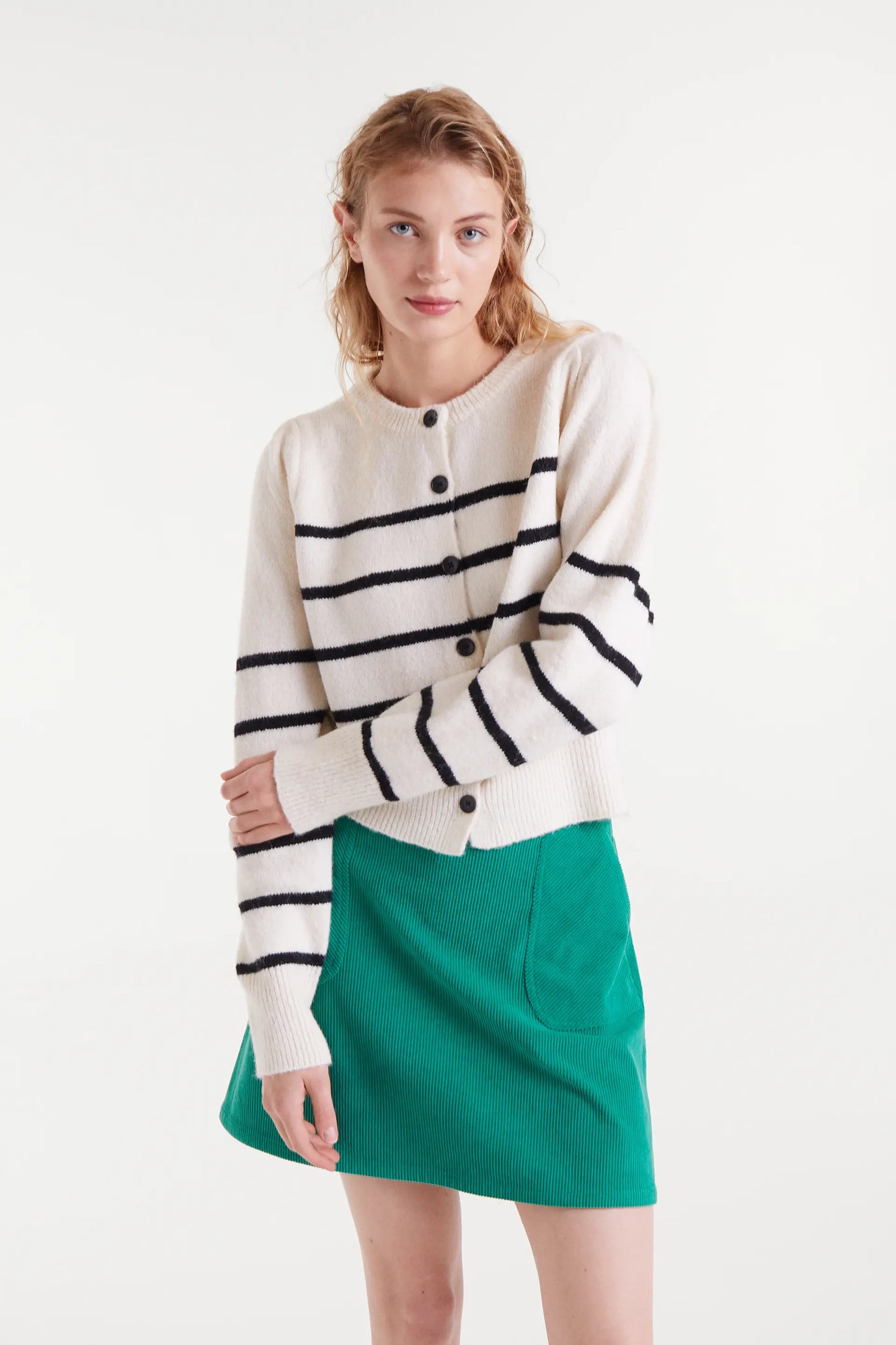 Cardigan lavorato a maglia a righe bianche e nere in stile marinaio