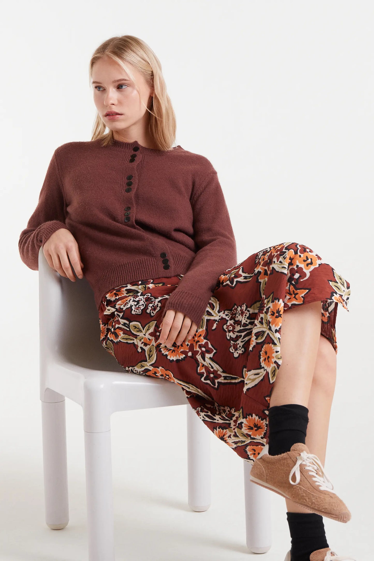 Cárdigan de punto marrón con detalles aterciopelados