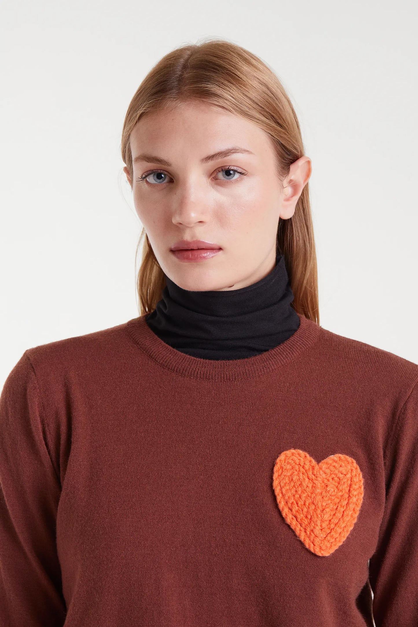 Maglione lavorato a maglia marrone con stampa a cuore