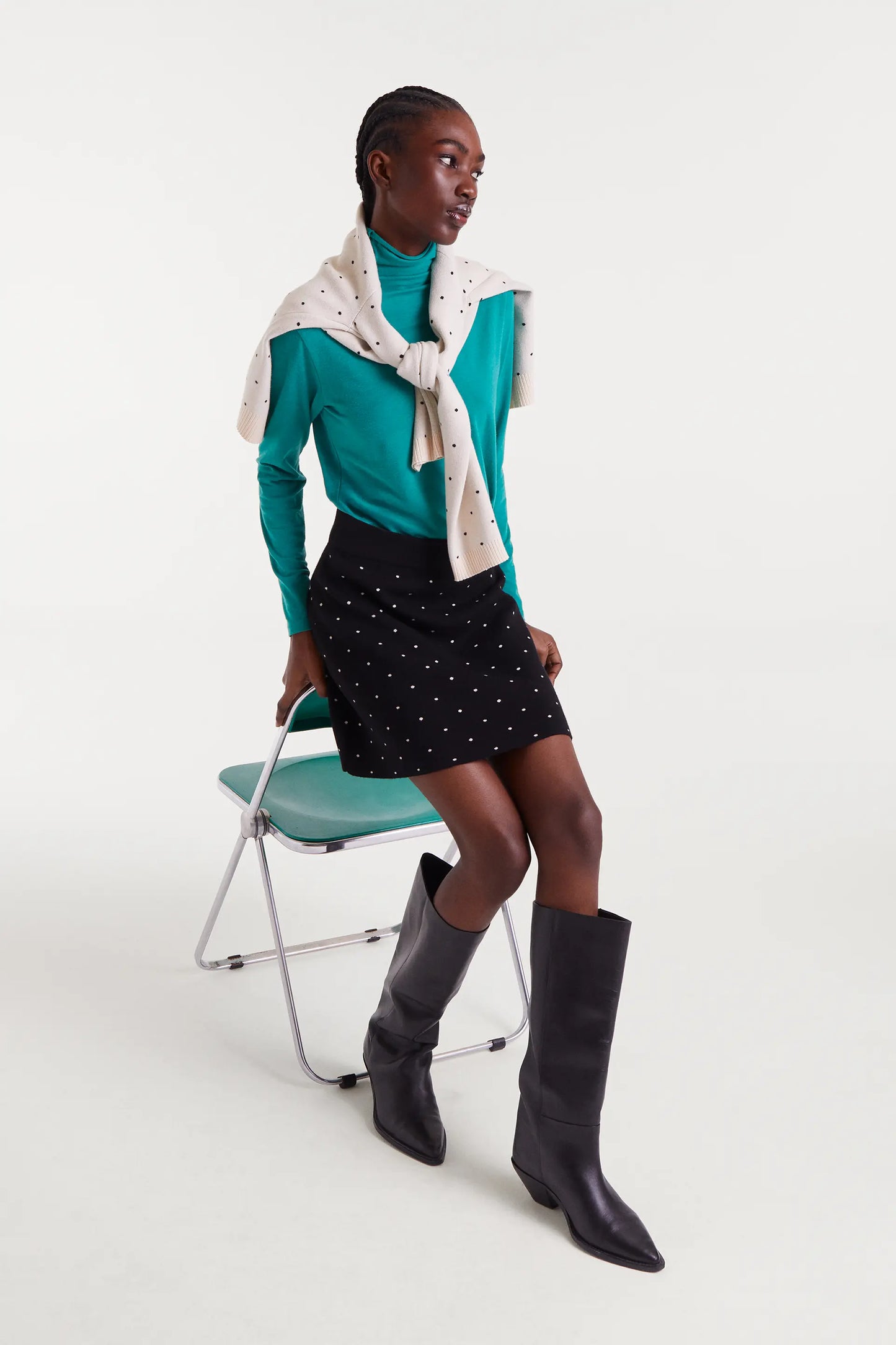 Gonna corta in maglia jacquard con mini stampa nera