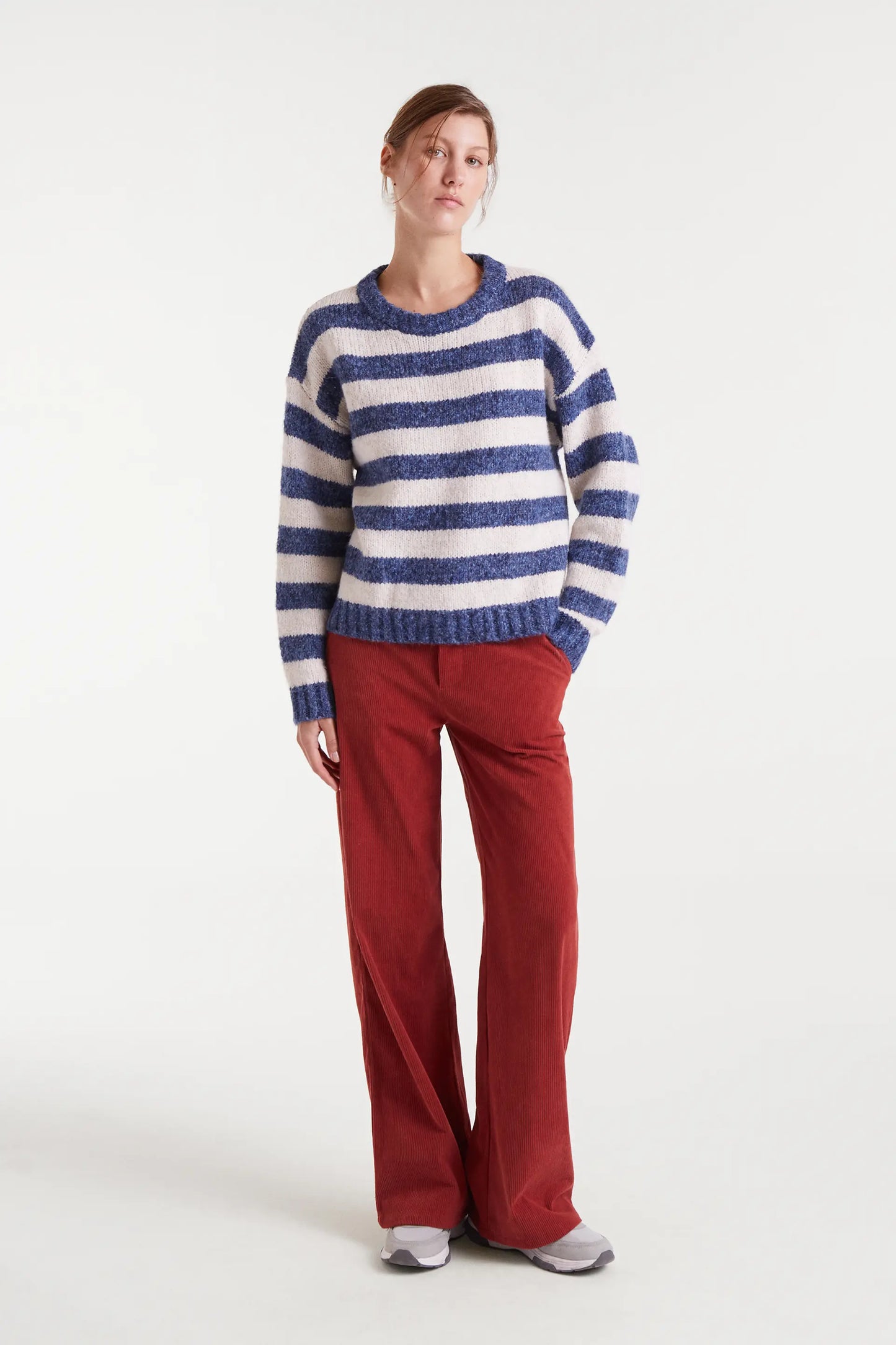 Maglione lavorato a maglia con strisce bianche e viola