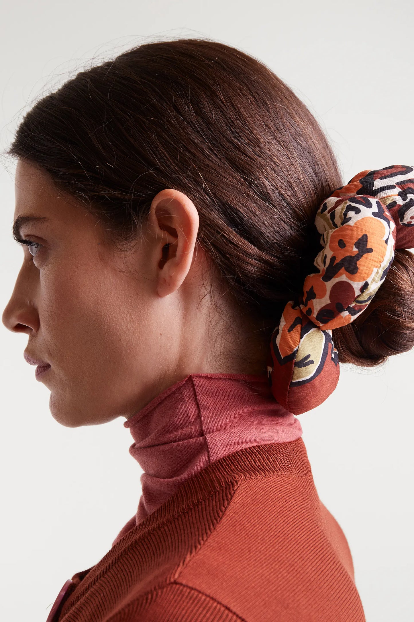 Daisy flower-shaped scrunchie