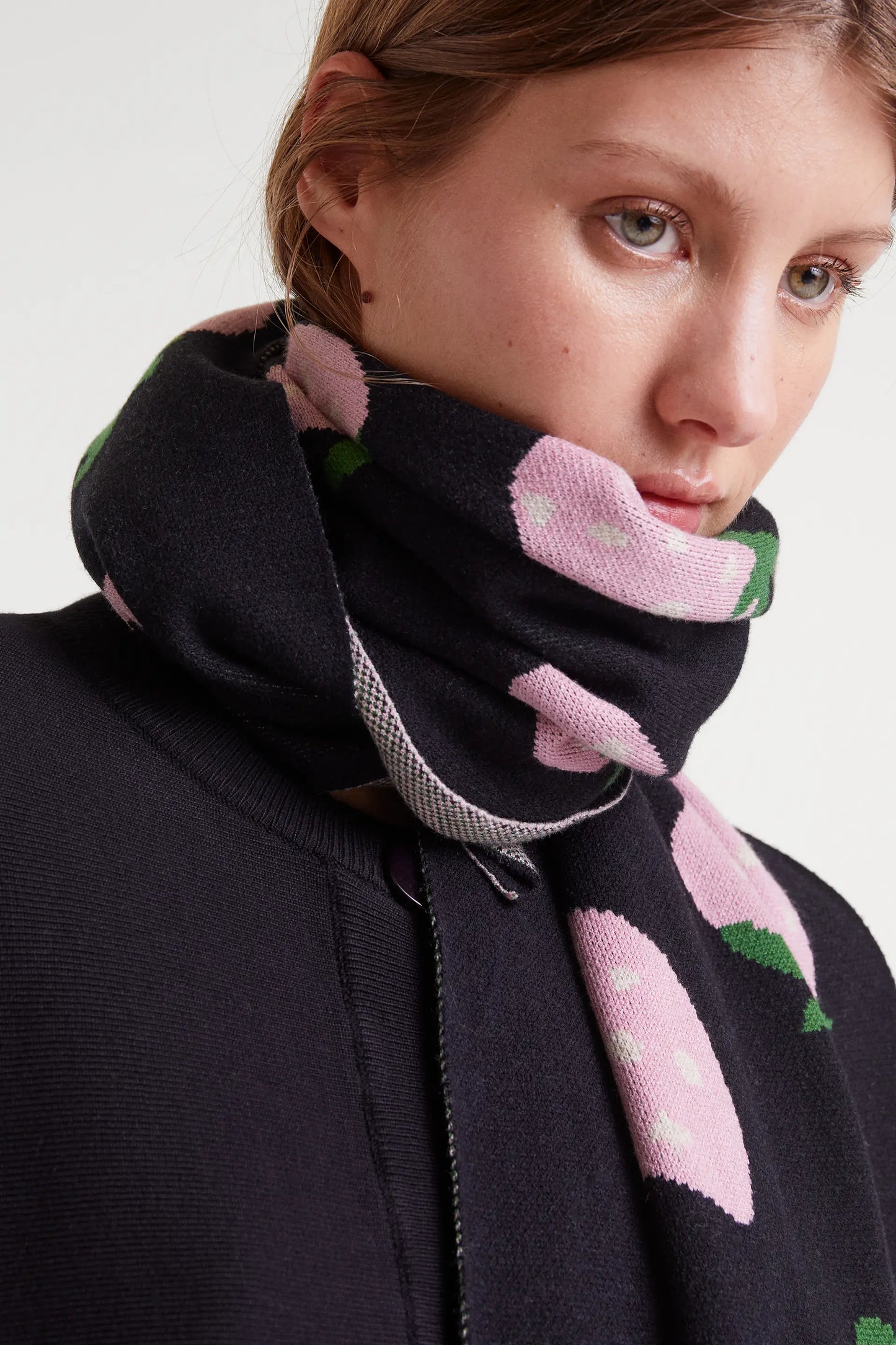 Morango printed jacquard knit scarf