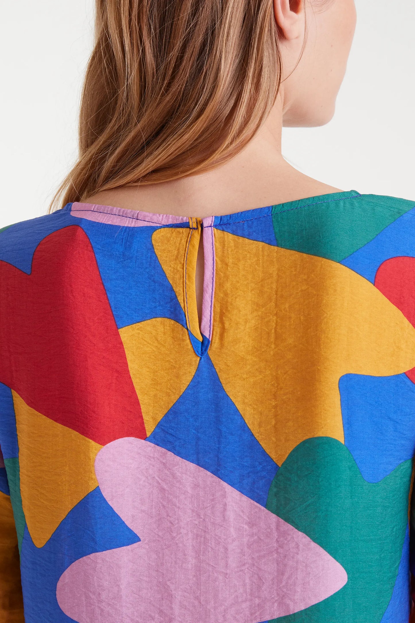 Abito corto in crepe leggero con stampa Cupido