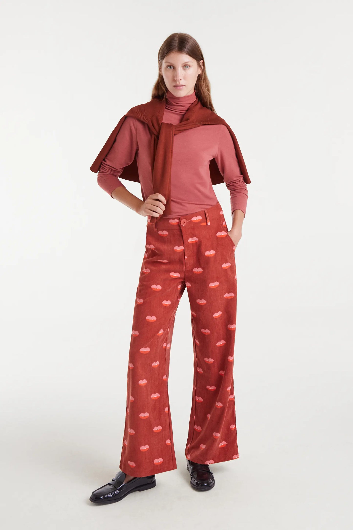 Corduroy pants with Lips print