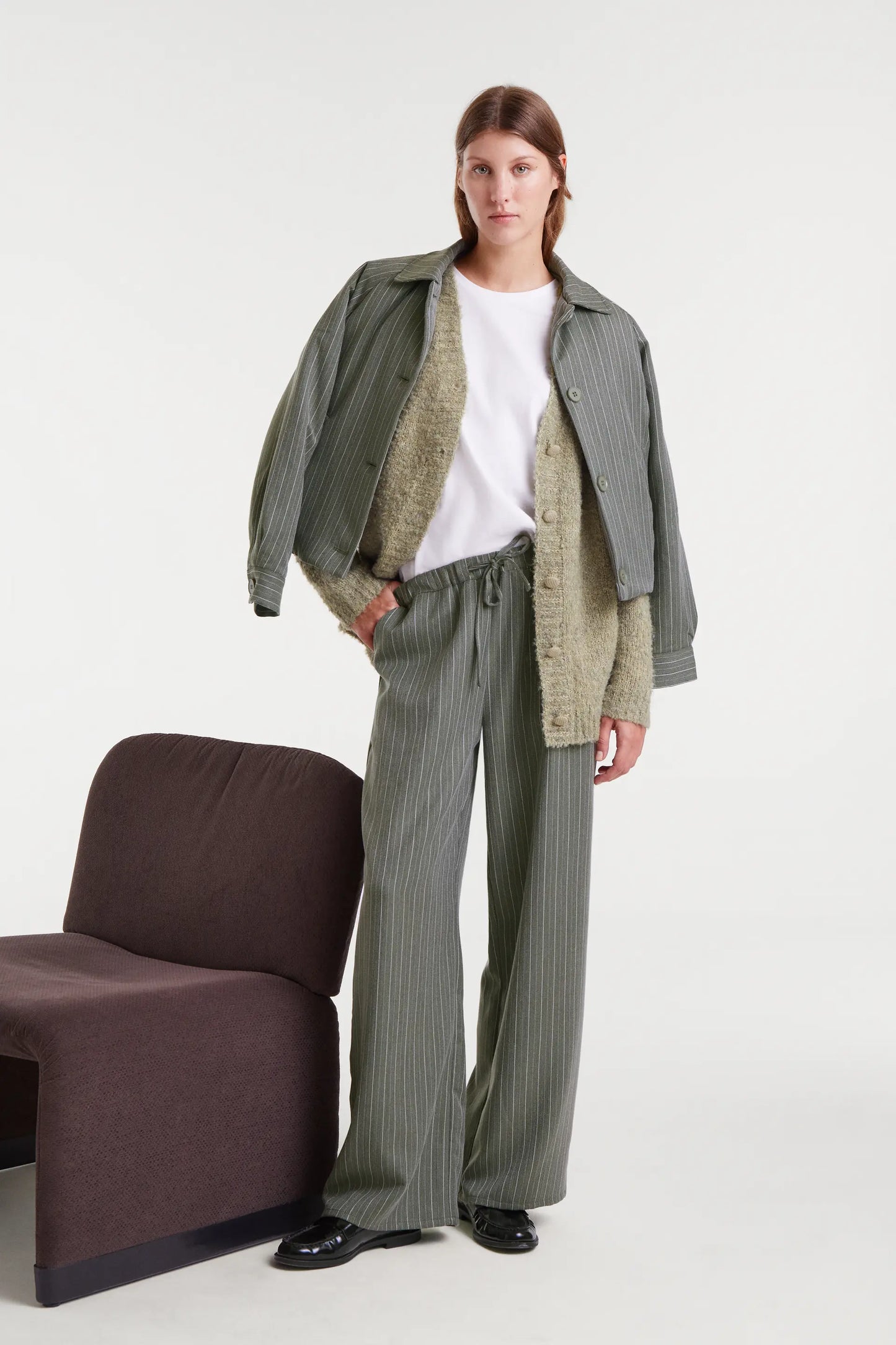 Pantalón de raya diplomática verde grisáceo