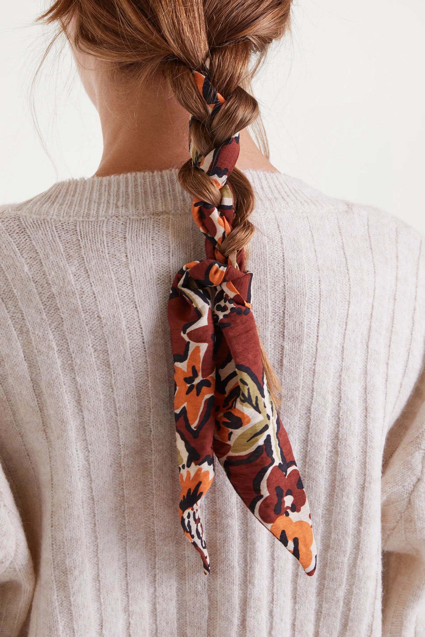 Lightweight crepe scarf with Daisy print