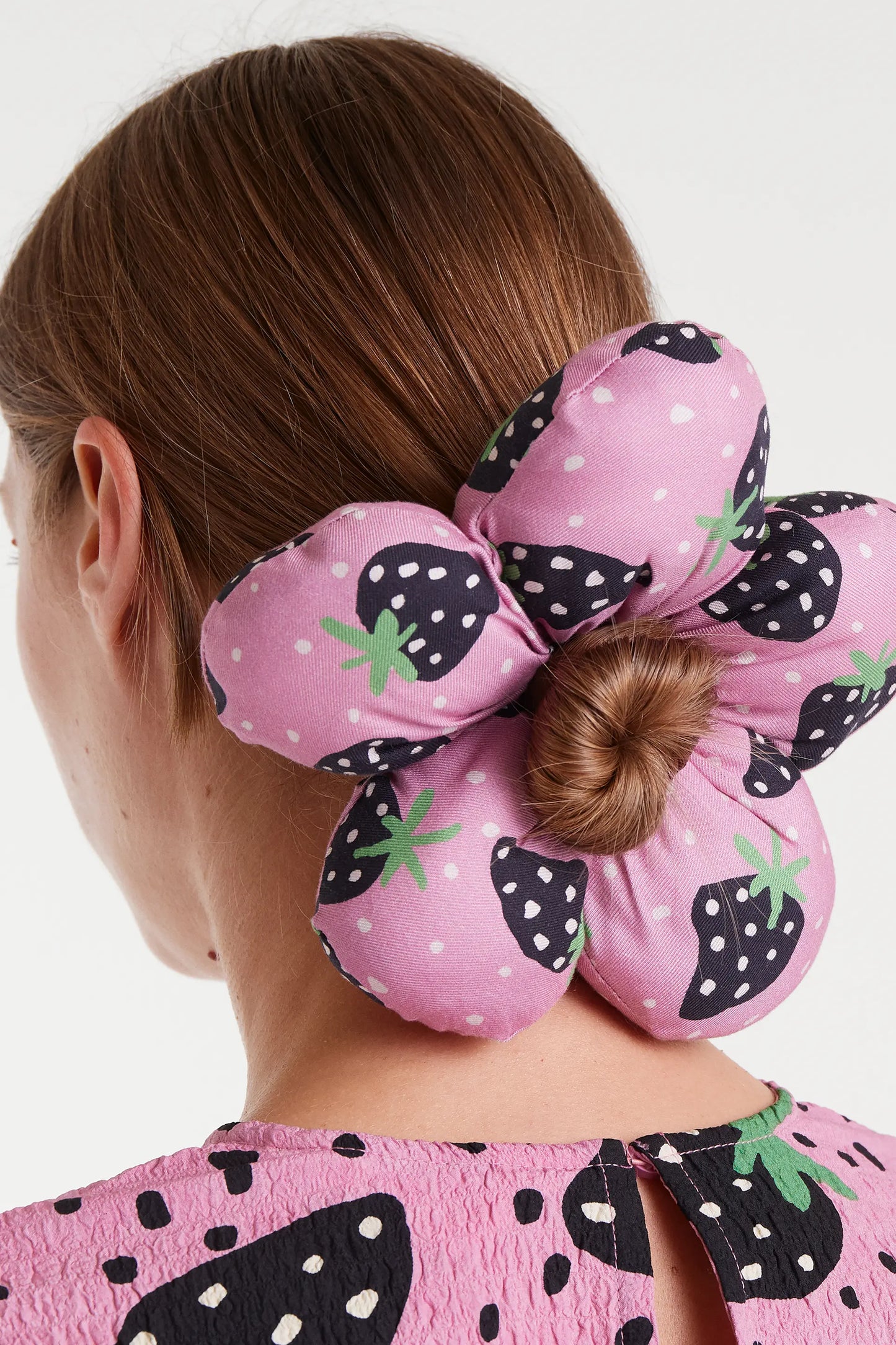Morango Small flower-shaped scrunchie