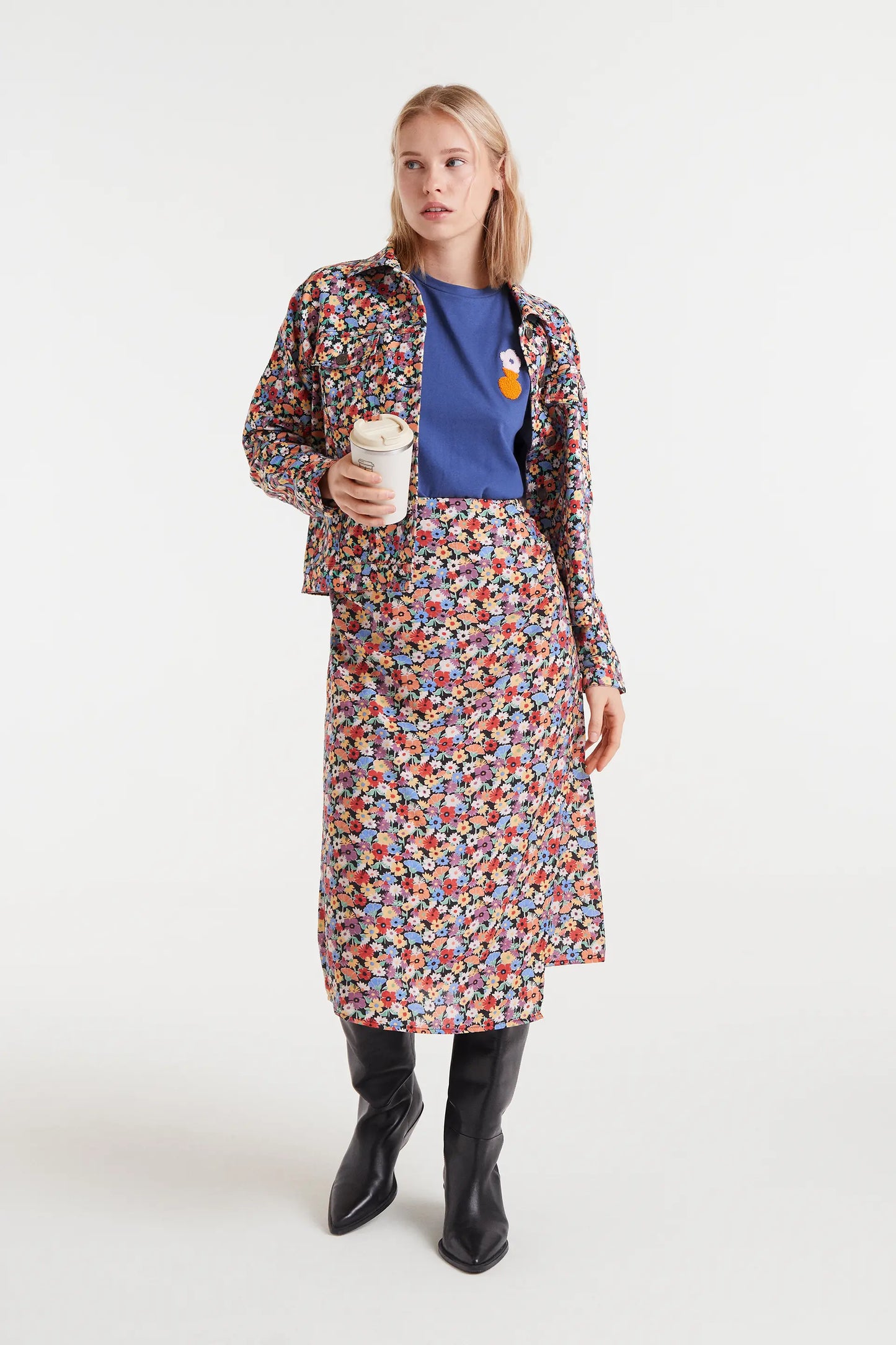 Camiseta 100% algodón con bordado floral