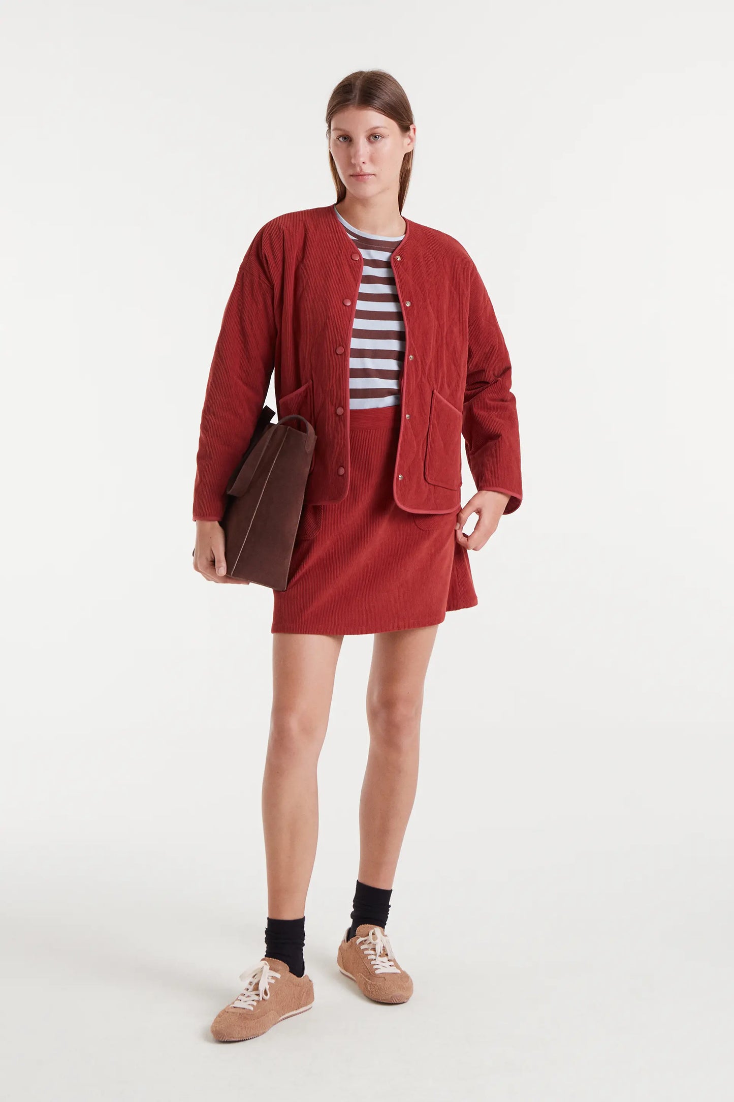 Camiseta 100% algodón con estampado de rayas marrón y bordado de luna