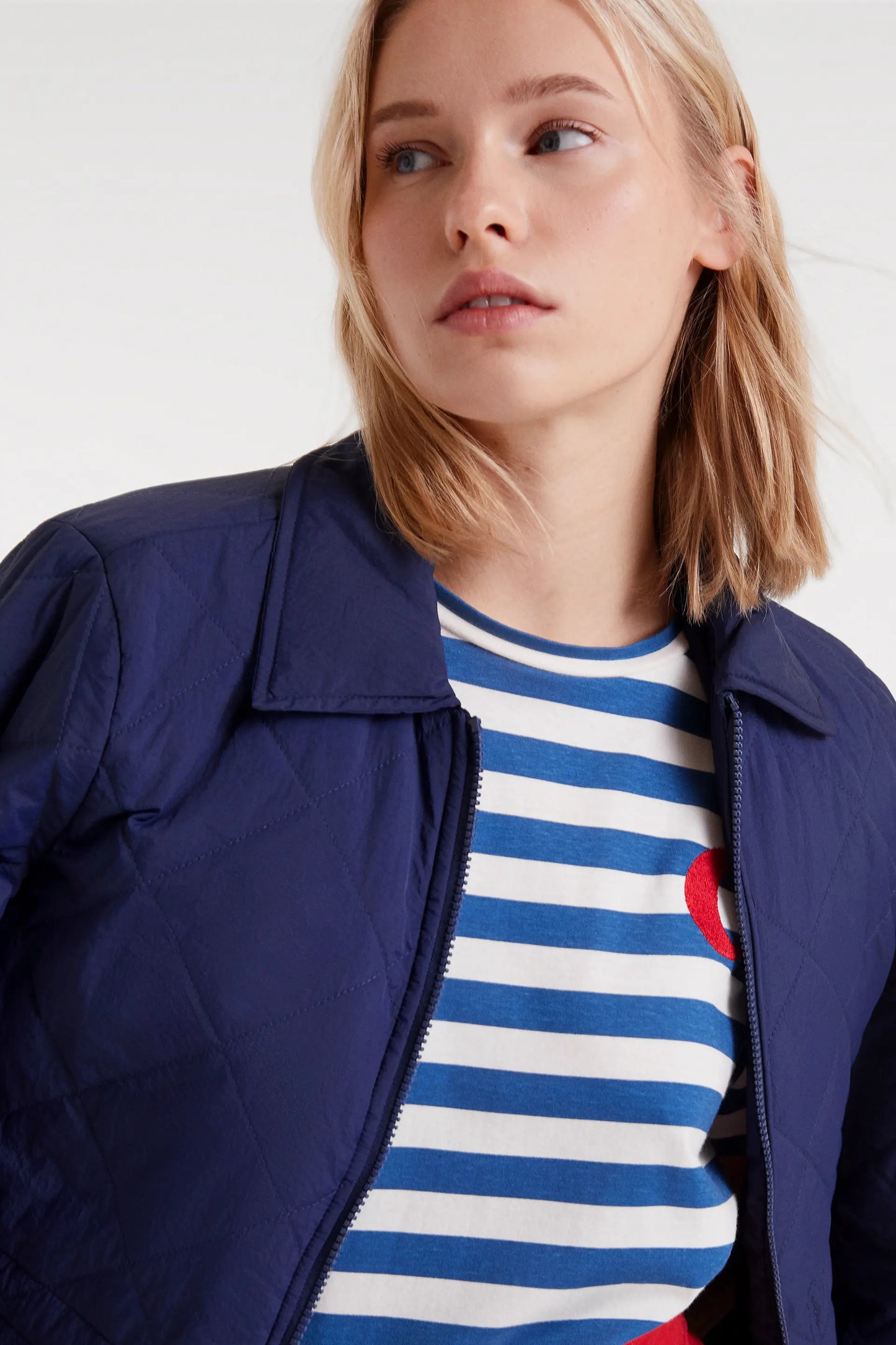 Camiseta 100% algodón con estampado de rayas azules y bordado de luna