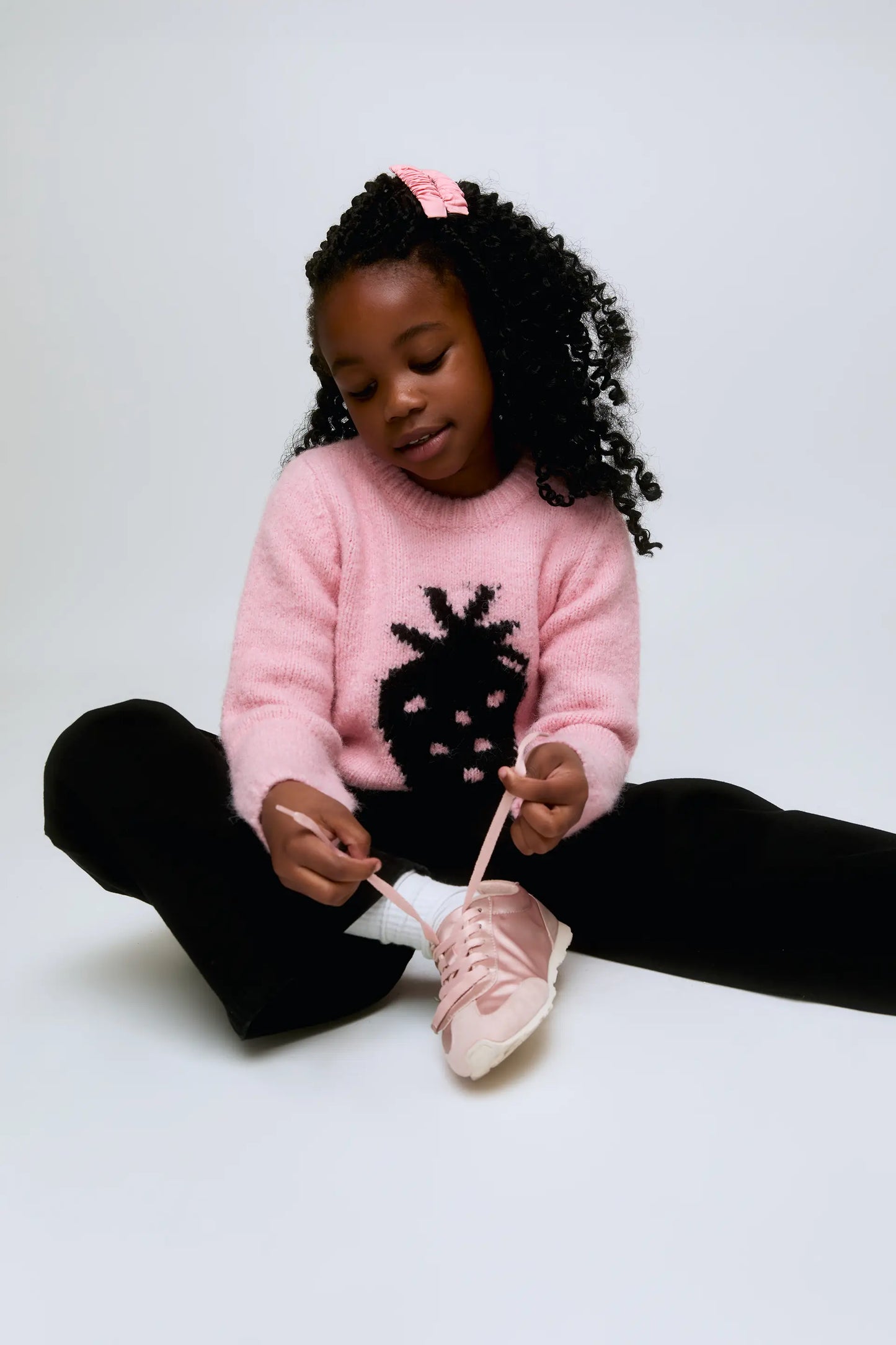 Maglione rosa lavorato a maglia per bambina con stampa di fragole