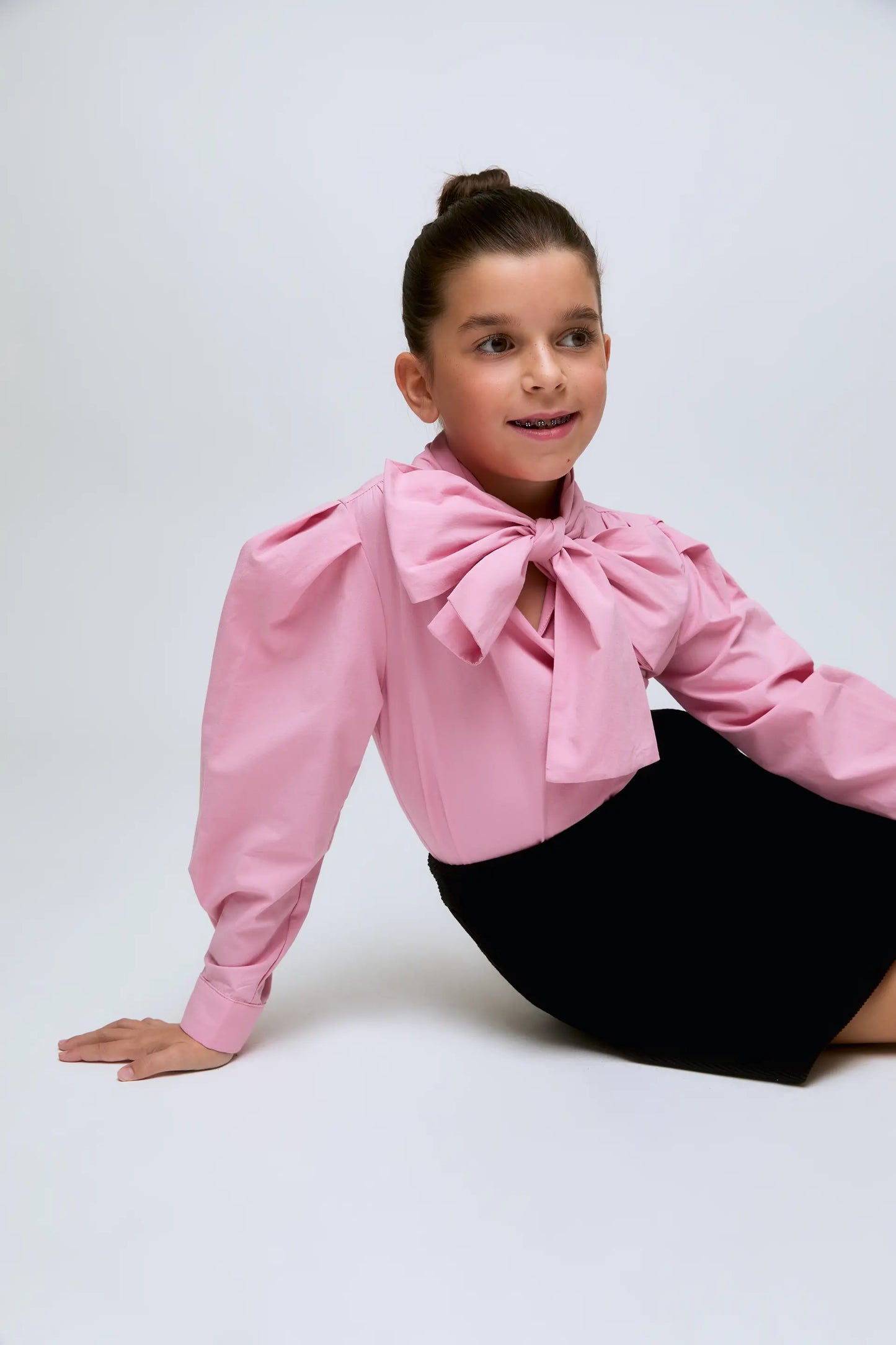 Falda corta de niña de pana en color negro canalé.