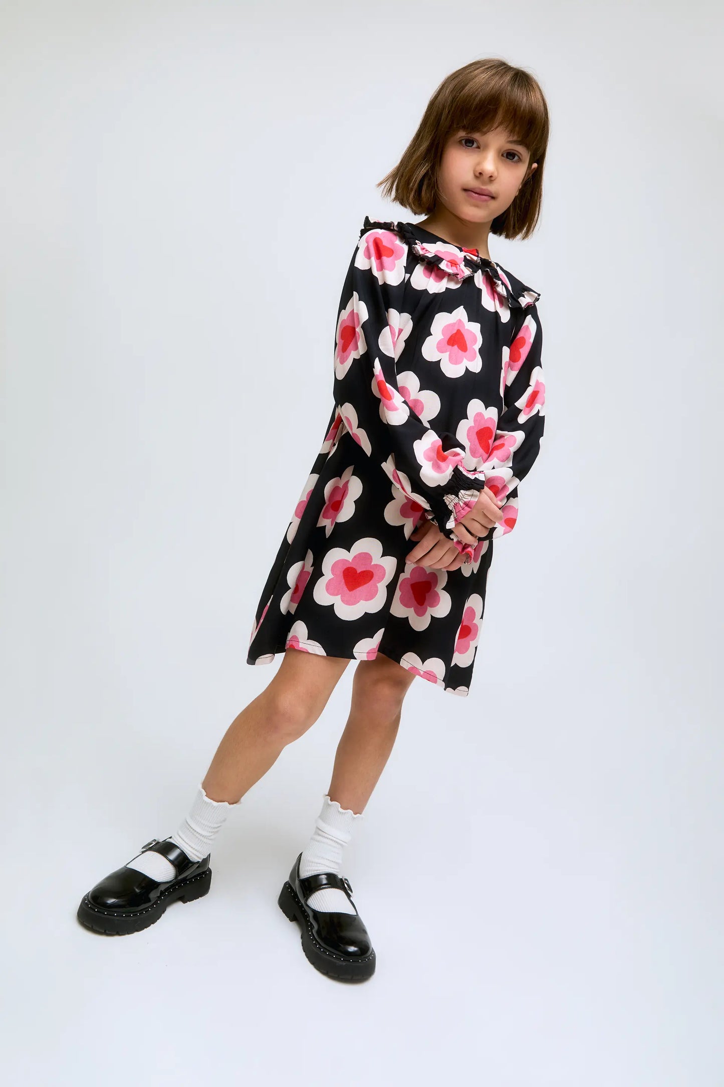 Abito corto con stampa a cuore e scollo a pettorina